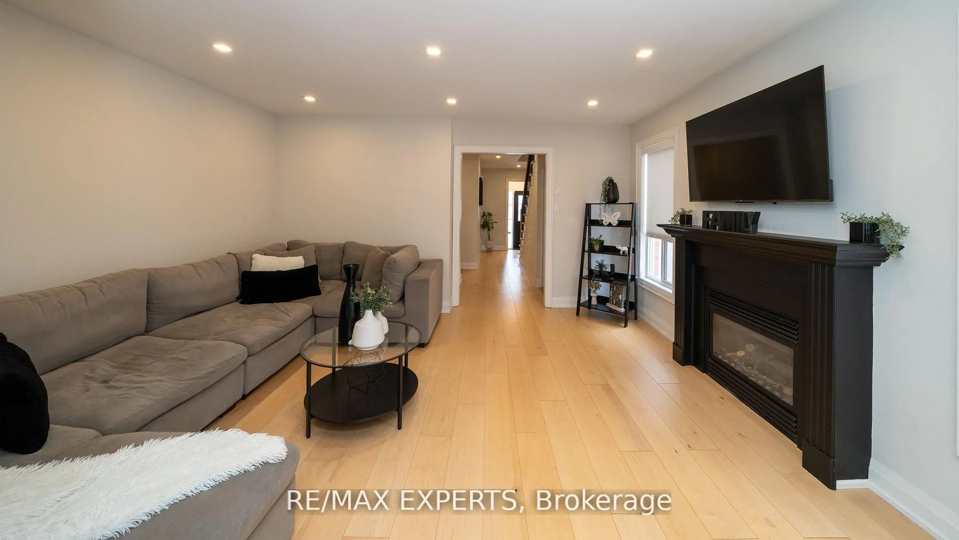 Photo 5 of 111 Argento Crescent, Vaughan, Vellore Village — HOMEH