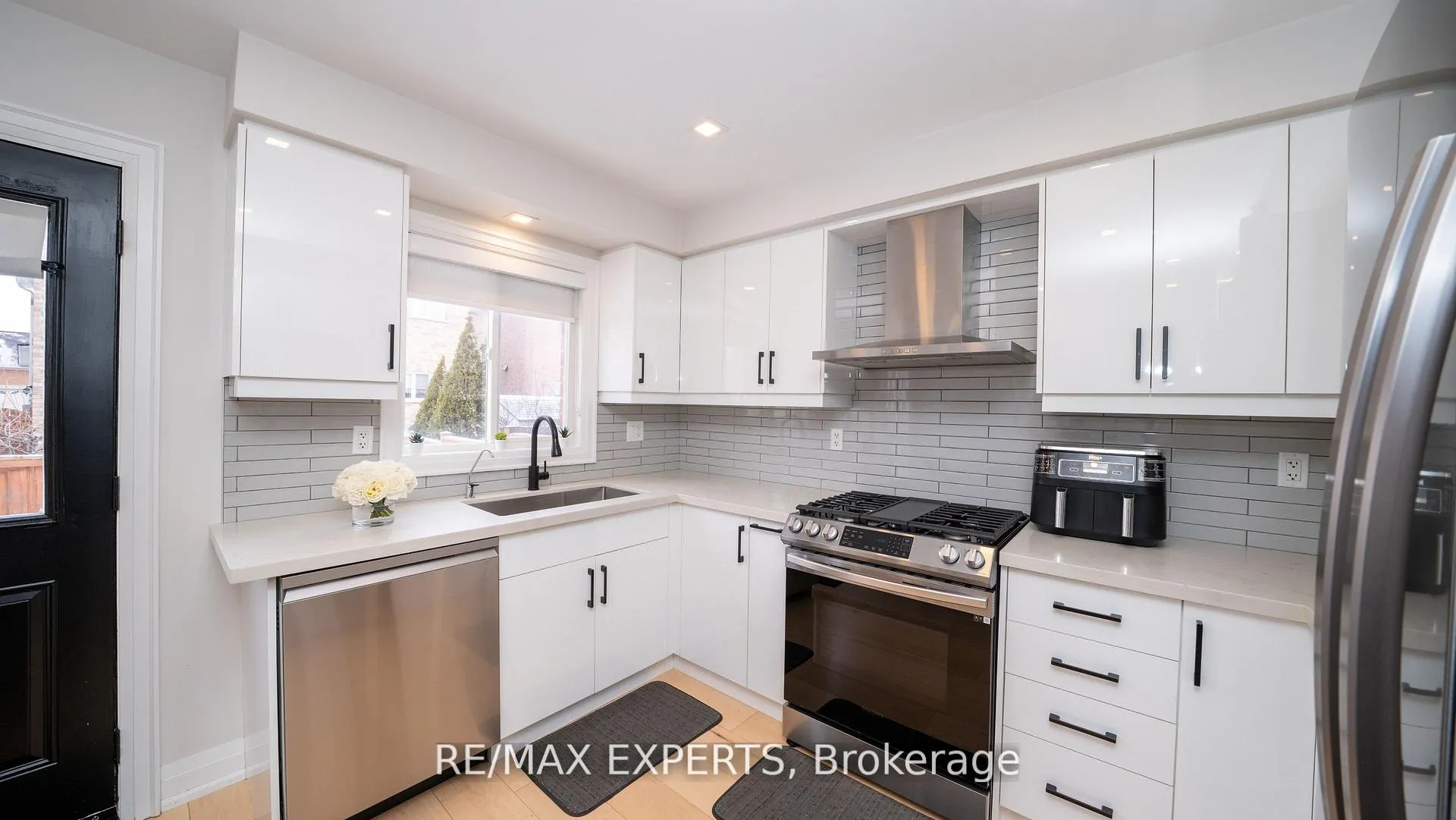 Photo 8 of 111 Argento Crescent, Vaughan, Vellore Village — HOMEH