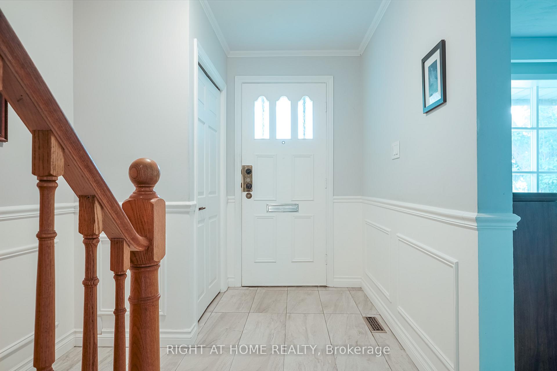 Photo 2 of 33 Erinlea Crescent, Scarborough, Woburn — HOMEH