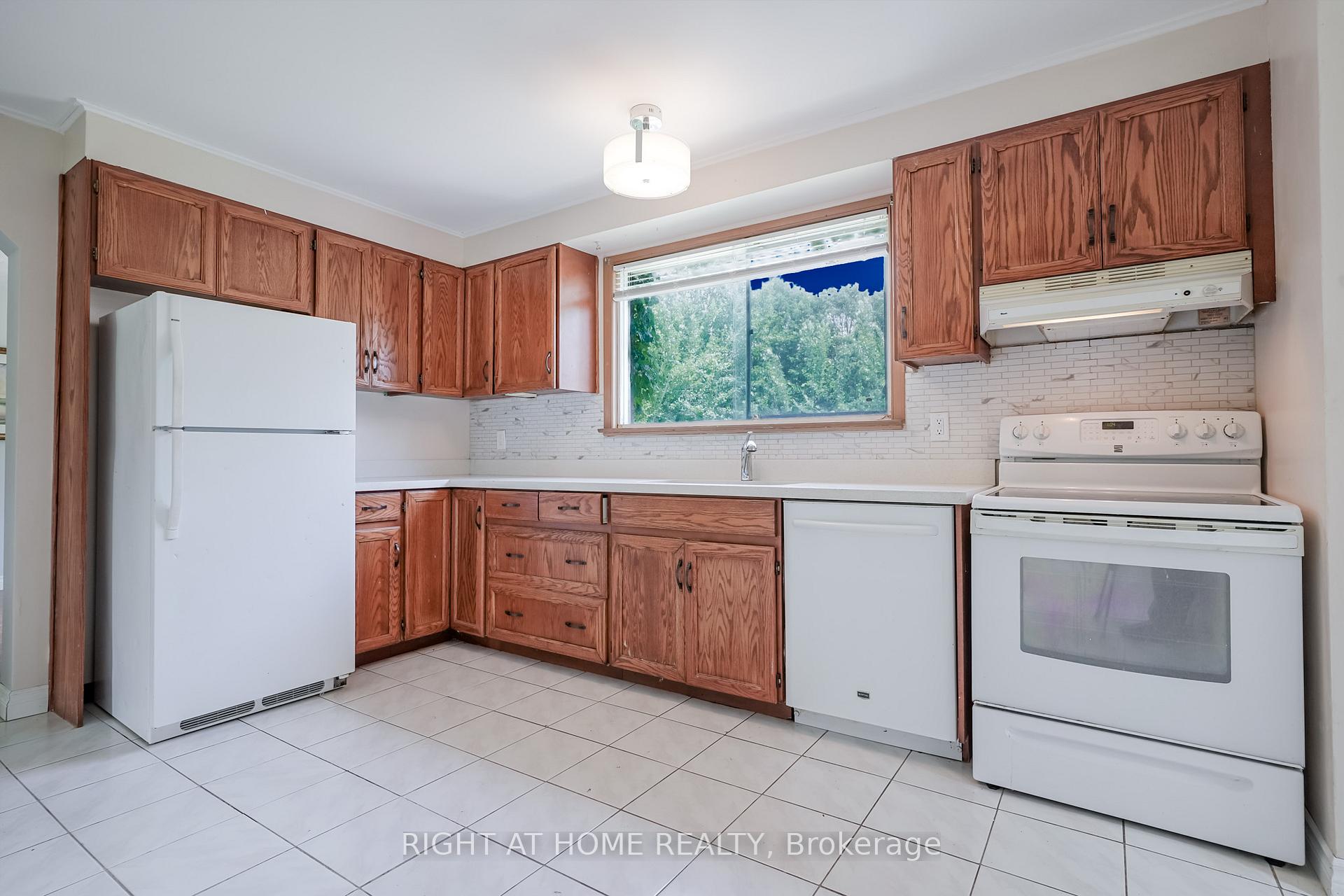 Photo 4 of 33 Erinlea Crescent, Scarborough, Woburn — HOMEH