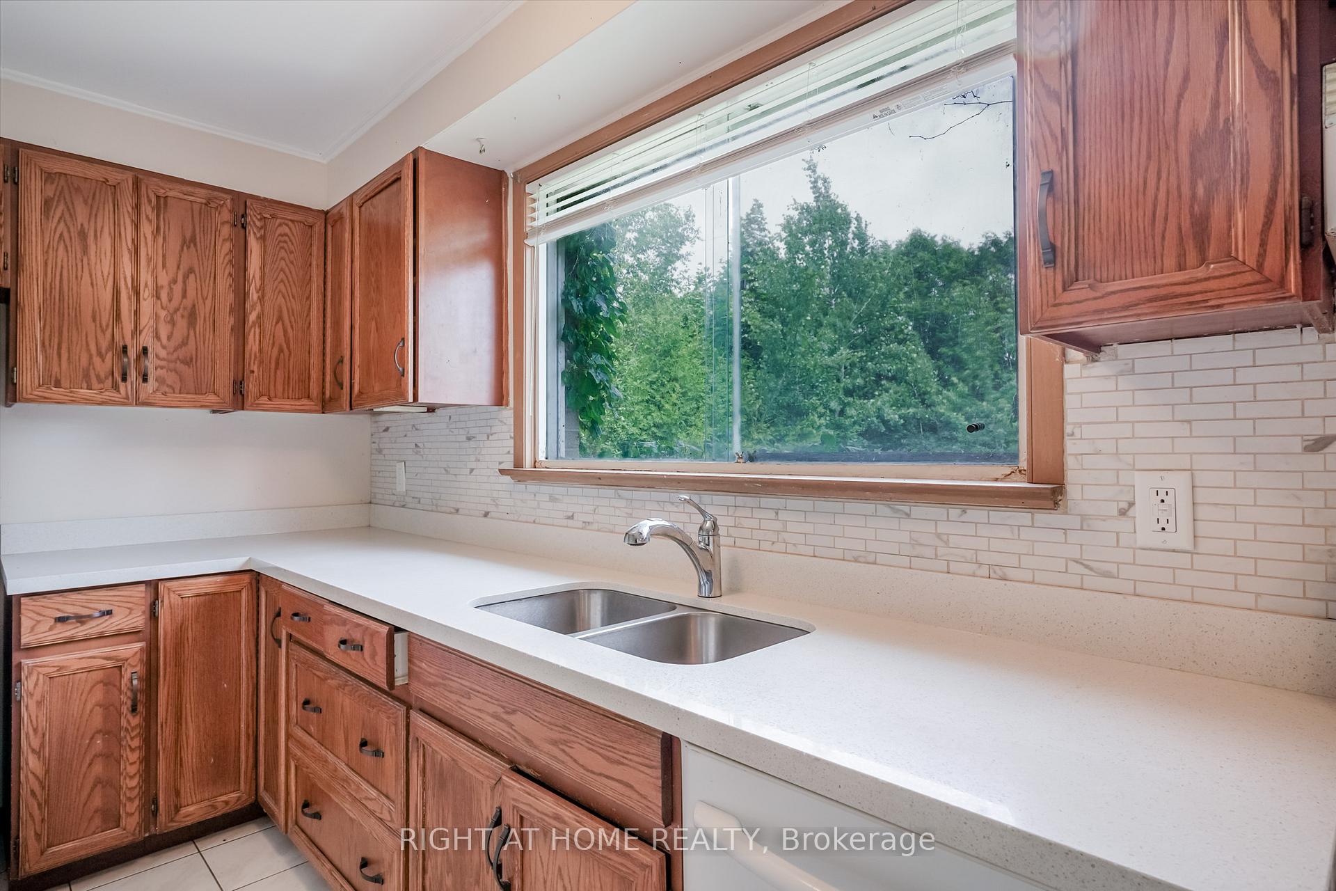 Photo 5 of 33 Erinlea Crescent, Scarborough, Woburn — HOMEH