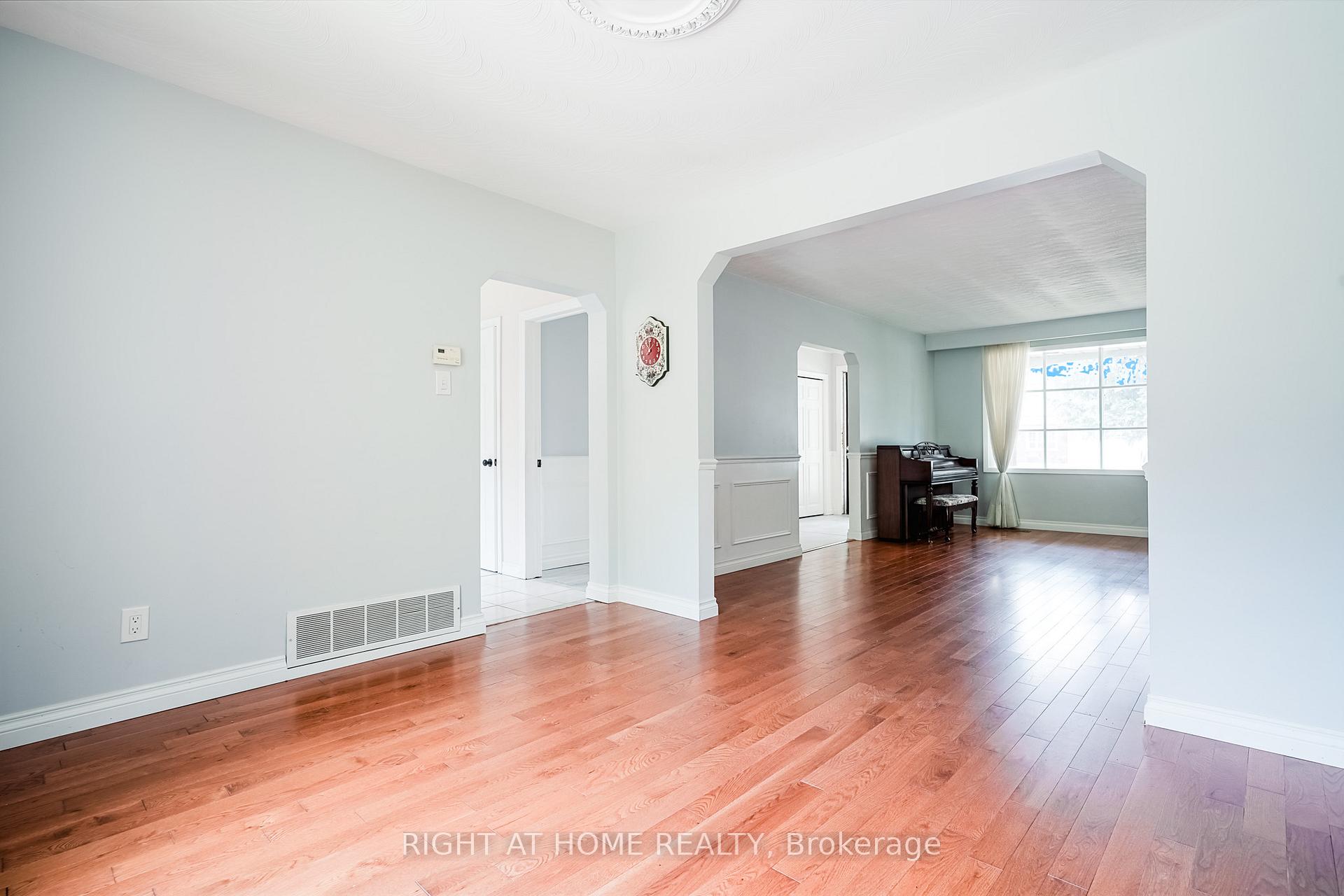 Photo 6 of 33 Erinlea Crescent, Scarborough, Woburn — HOMEH