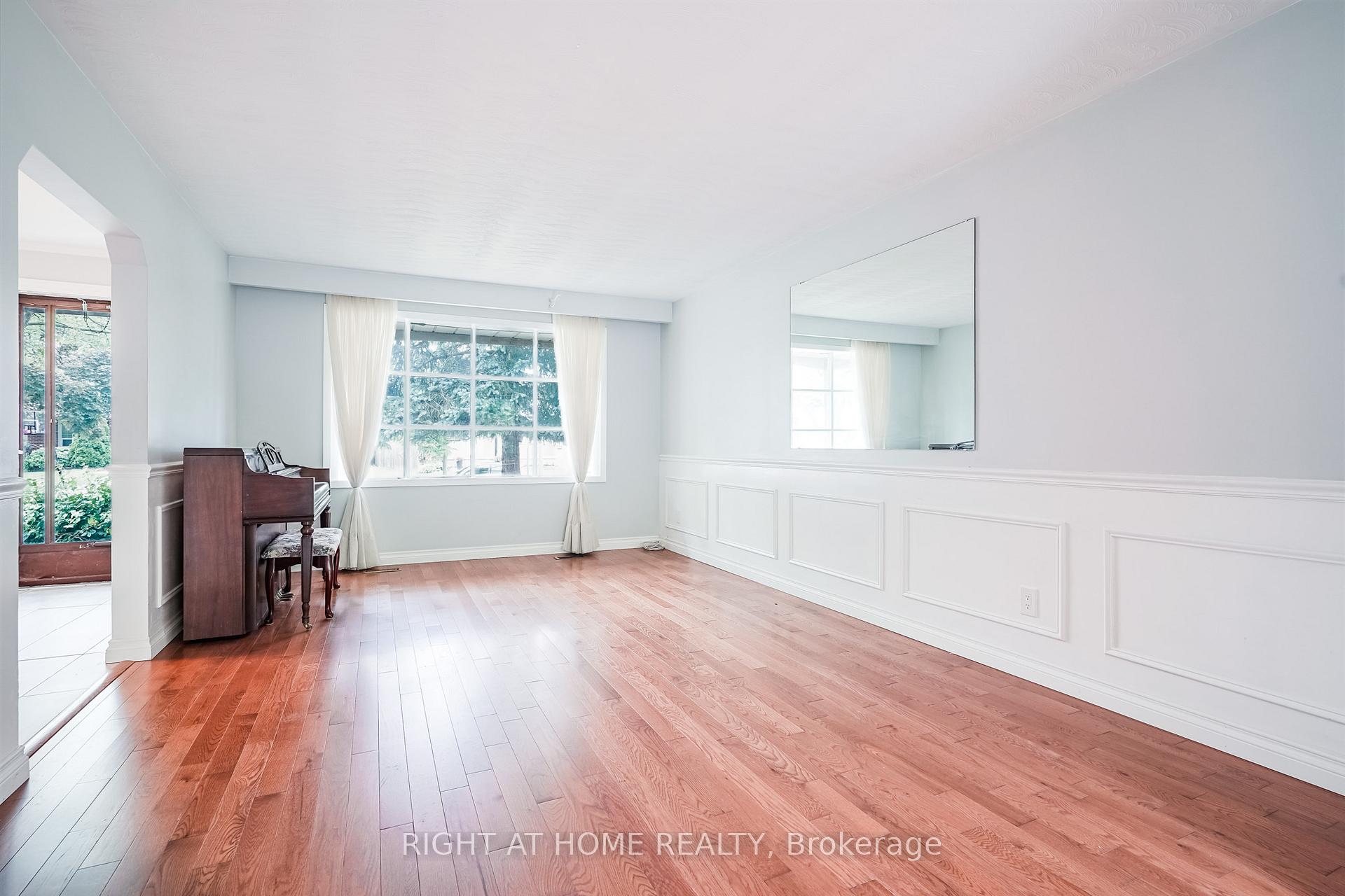 Photo 7 of 33 Erinlea Crescent, Scarborough, Woburn — HOMEH