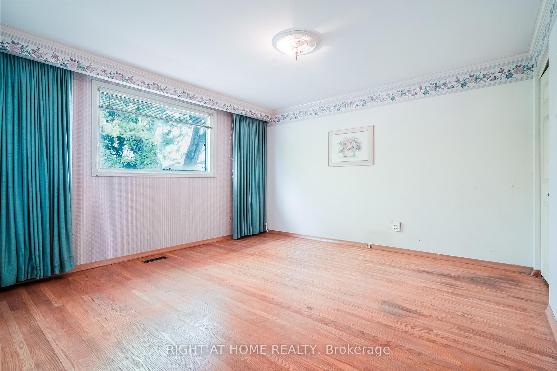 Photo 10 of 33 Erinlea Crescent, Scarborough, Woburn — HOMEH