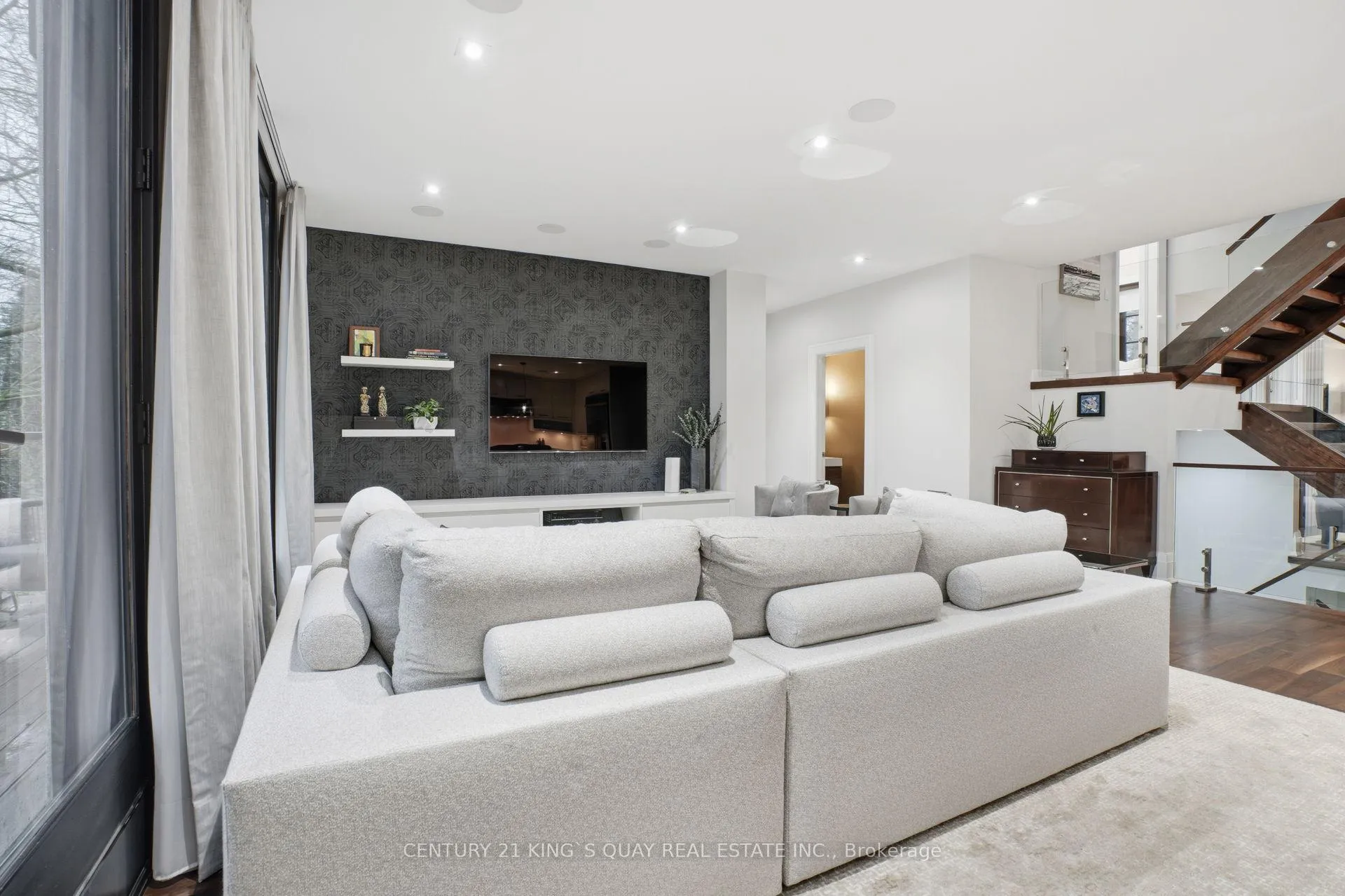 Photo 7 of 33 Nesbitt Drive, Toronto, Leaside — HOMEH