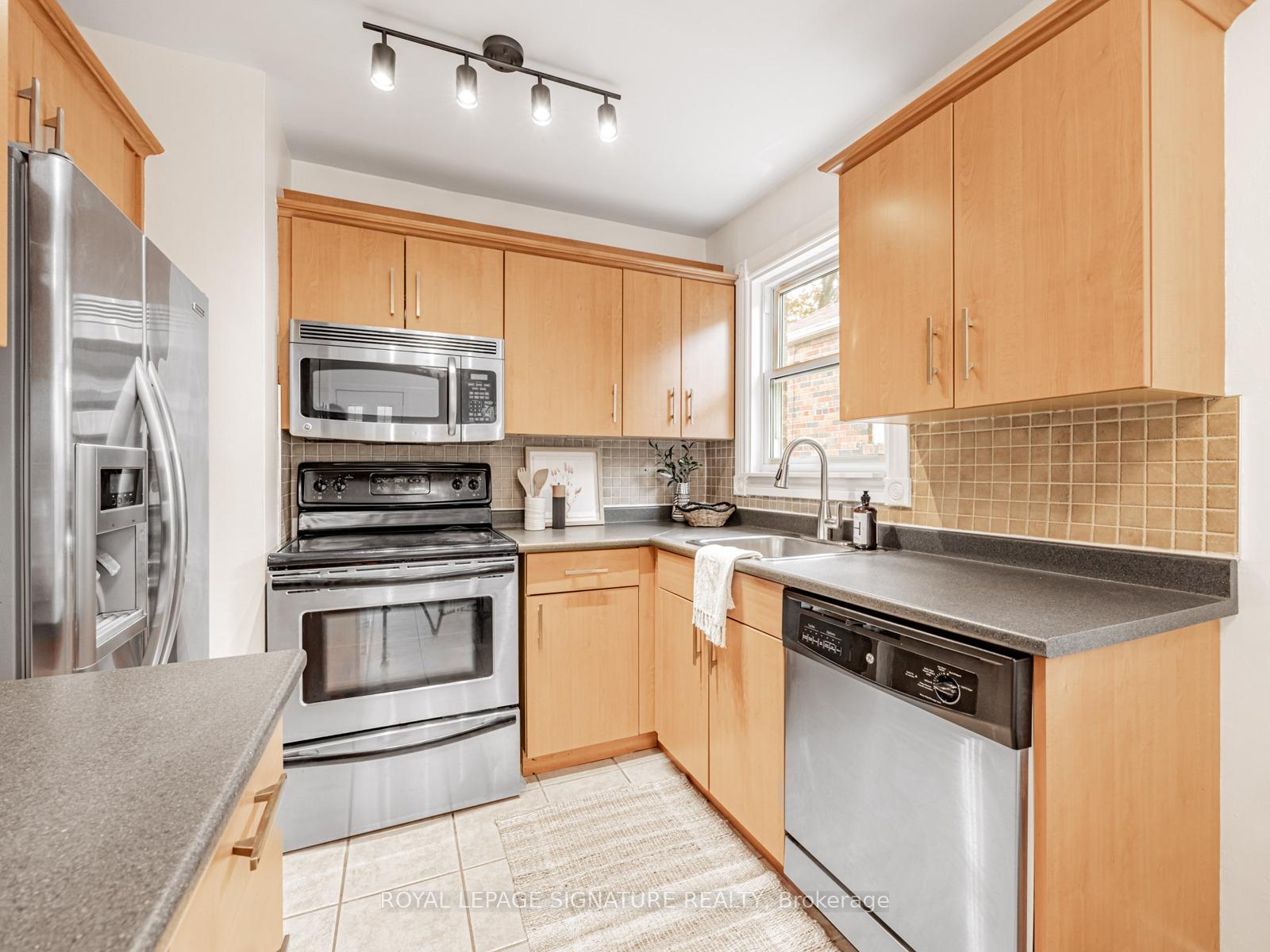 Photo 7 of 261 Warden Avenue, Scarborough, Birchcliffe-Cliffside — HOMEH