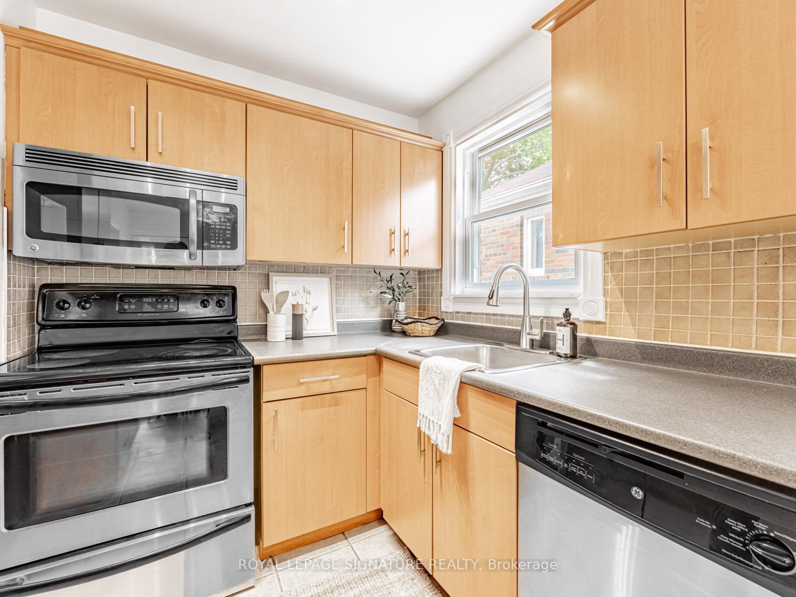Photo 8 of 261 Warden Avenue, Scarborough, Birchcliffe-Cliffside — HOMEH