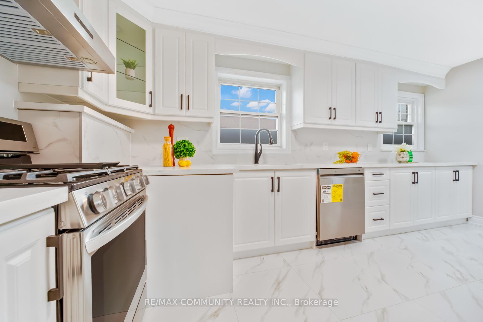 Photo 16 of 19 Stephenfrank Road, Scarborough, Bendale — HOMEH