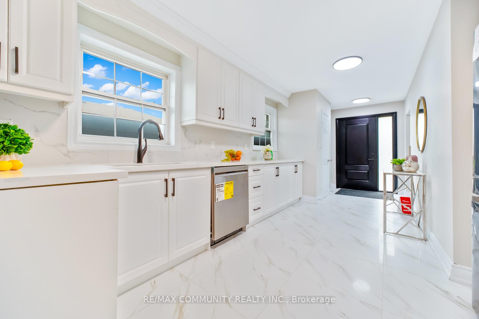 Photo 17 of 19 Stephenfrank Road, Scarborough, Bendale — HOMEH