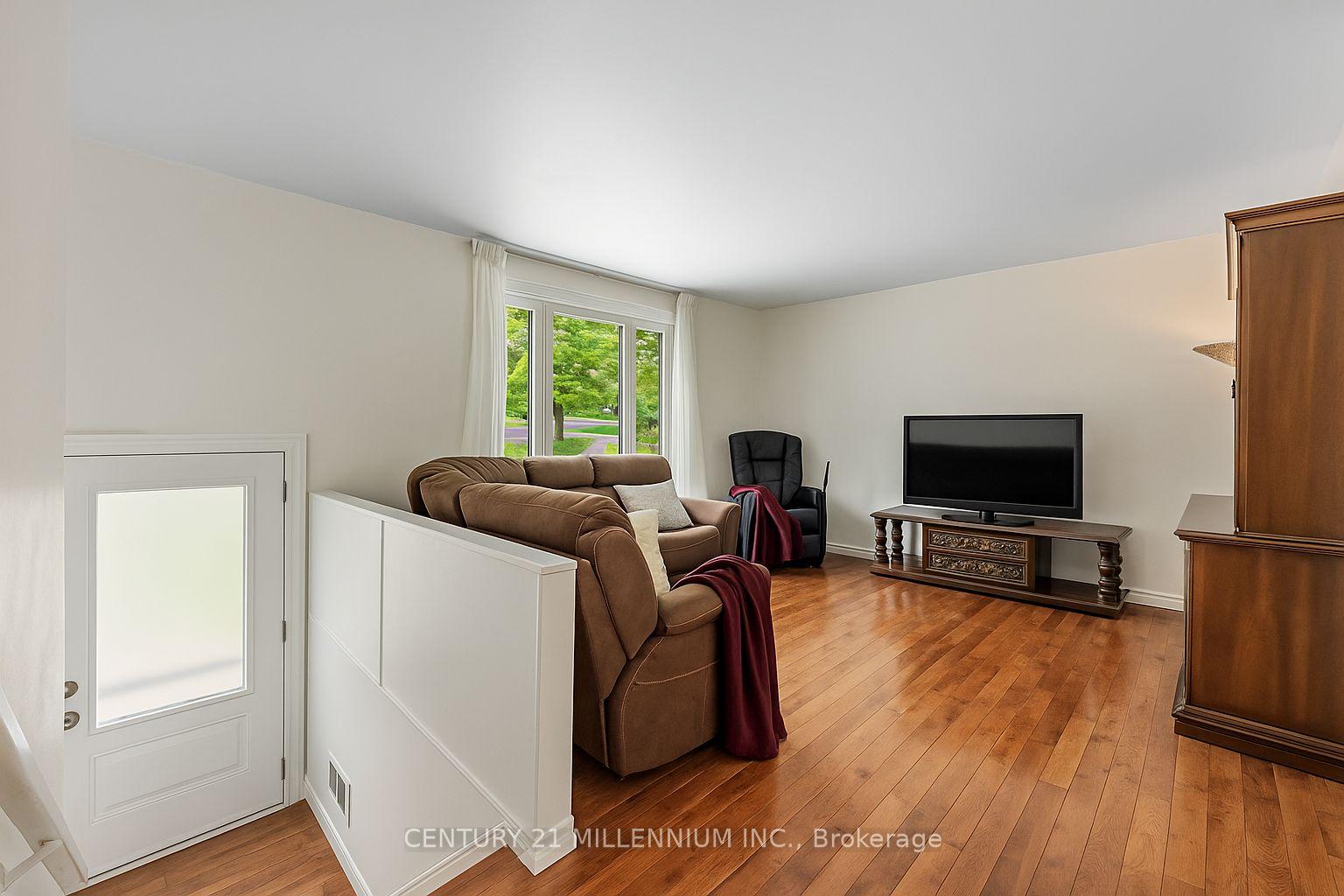 Photo 6 of 15 Benary Crescent, Scarborough, Woburn — HOMEH