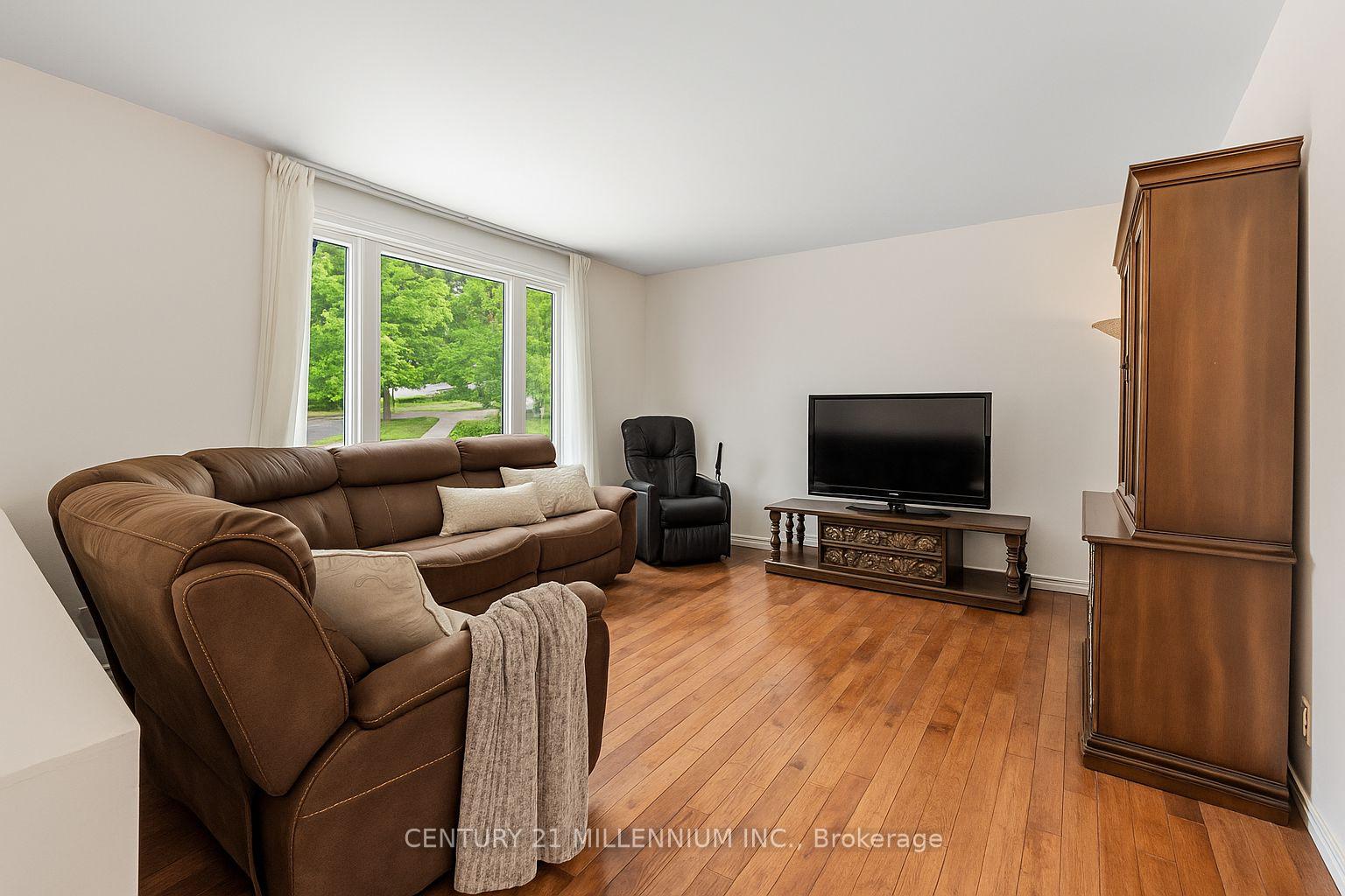 Photo 7 of 15 Benary Crescent, Scarborough, Woburn — HOMEH