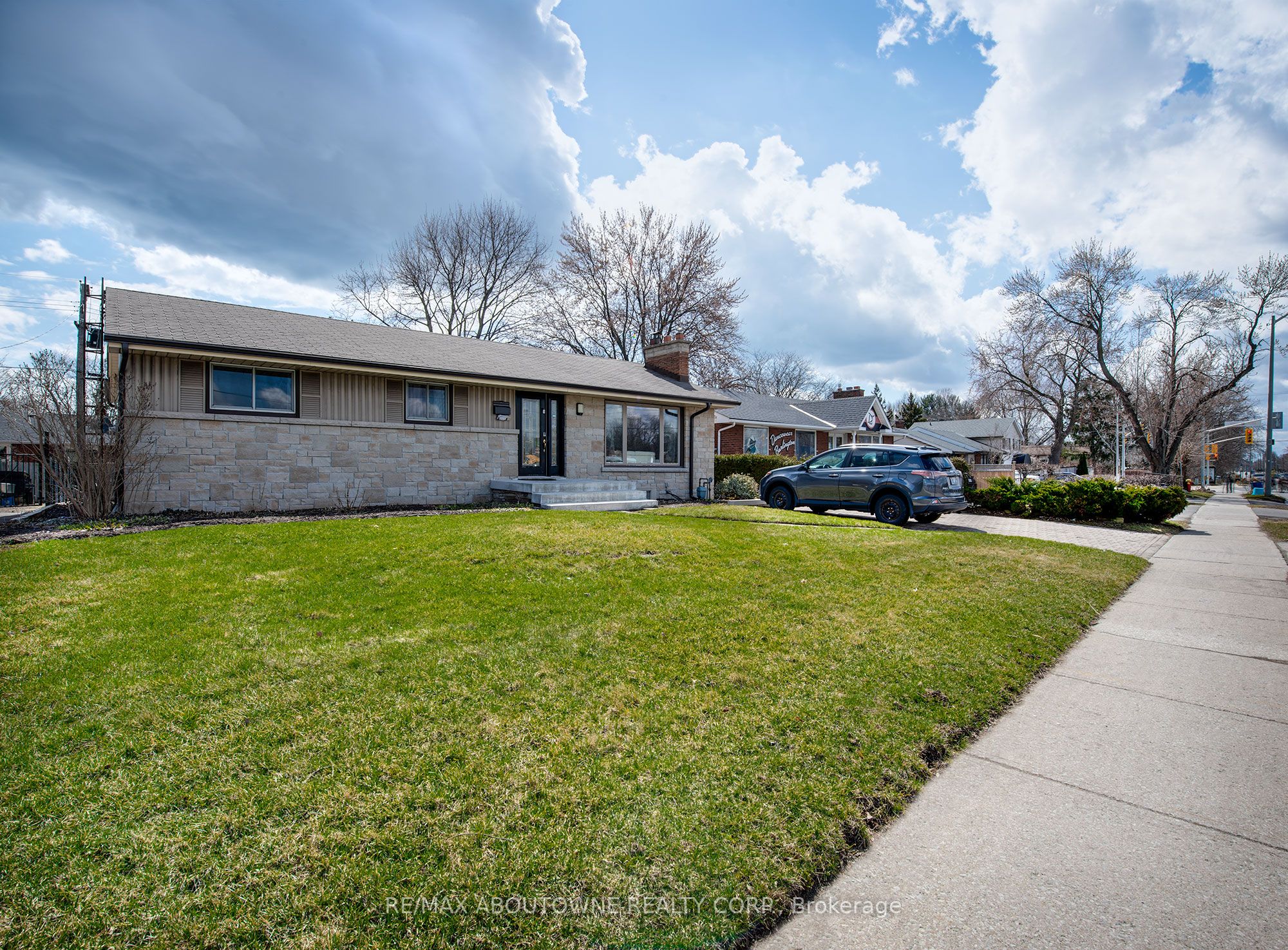 Photo 2 of 4018 New Street, Burlington, Shoreacres — HOMEH