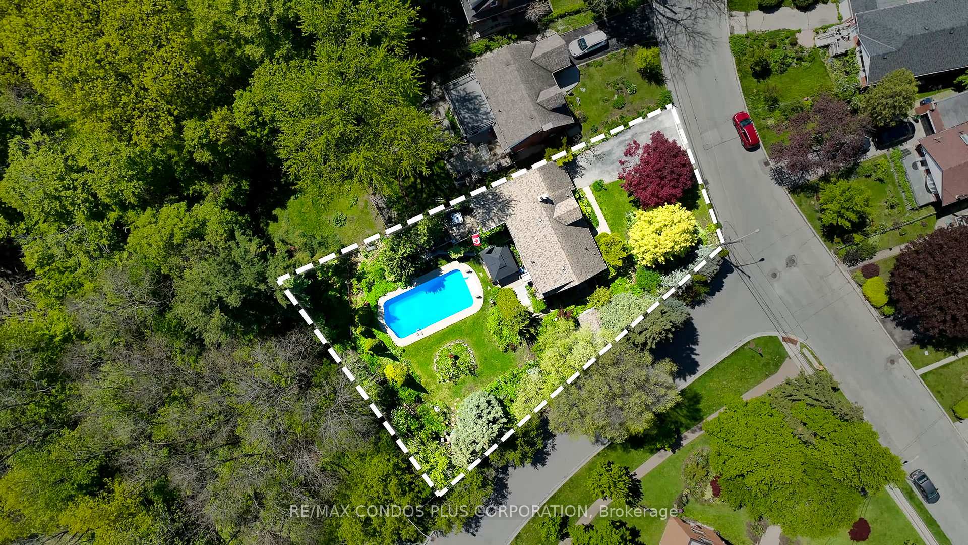 Photo 2 of 11 Ridgemoor Avenue, Scarborough, Birchcliffe-Cliffside — HOMEH