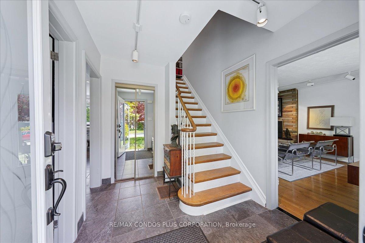 Photo 4 of 11 Ridgemoor Avenue, Scarborough, Birchcliffe-Cliffside — HOMEH