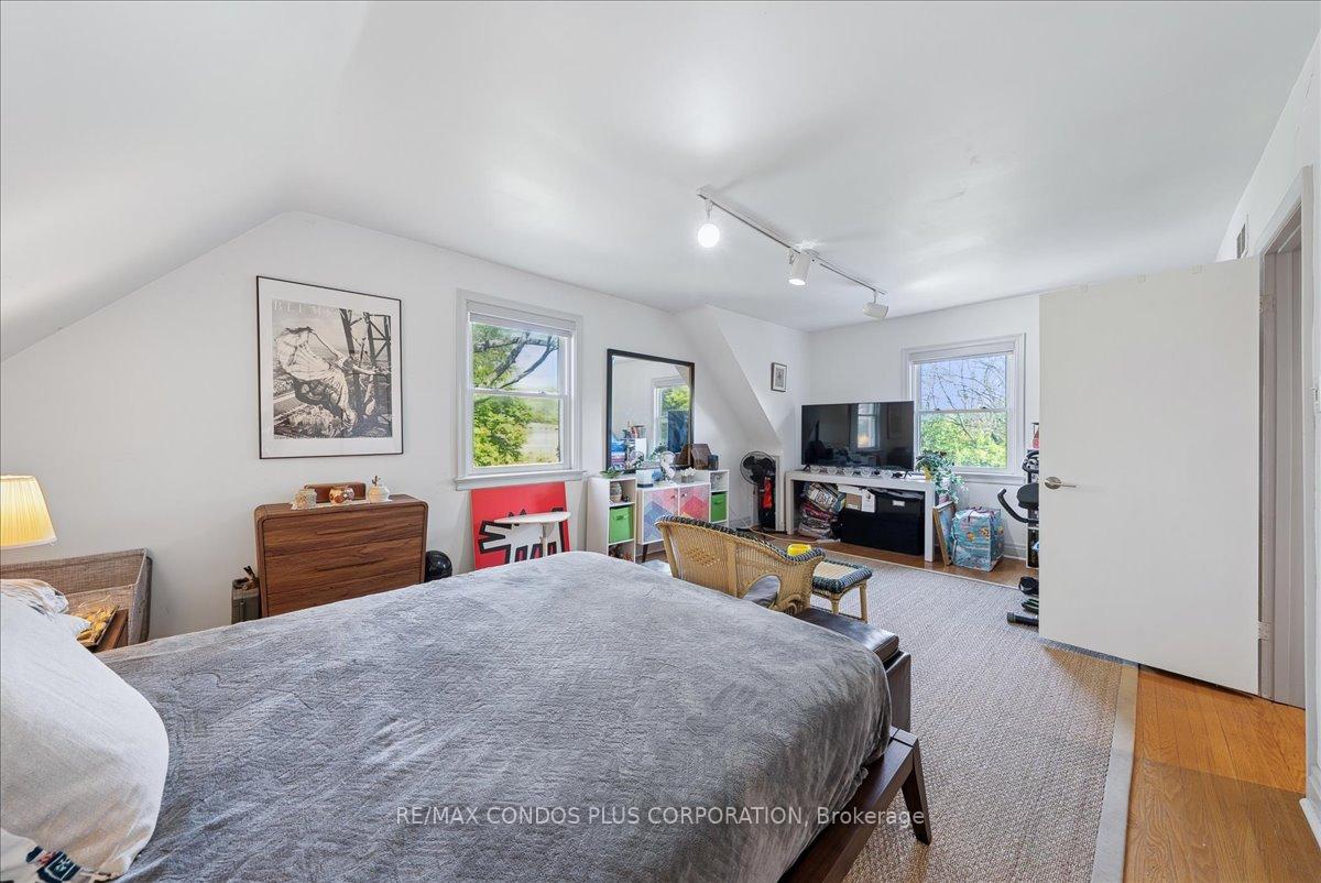 Photo 14 of 11 Ridgemoor Avenue, Scarborough, Birchcliffe-Cliffside — HOMEH