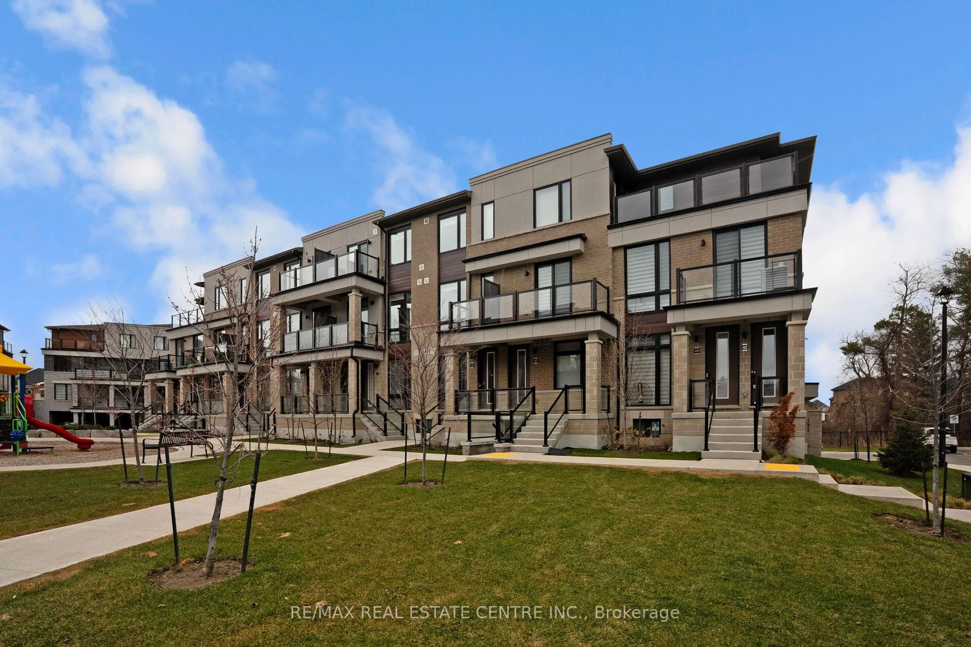 Photo 3 of Unit 43, 45 Knotsberry Circle, Brampton, Bram West — HOMEH