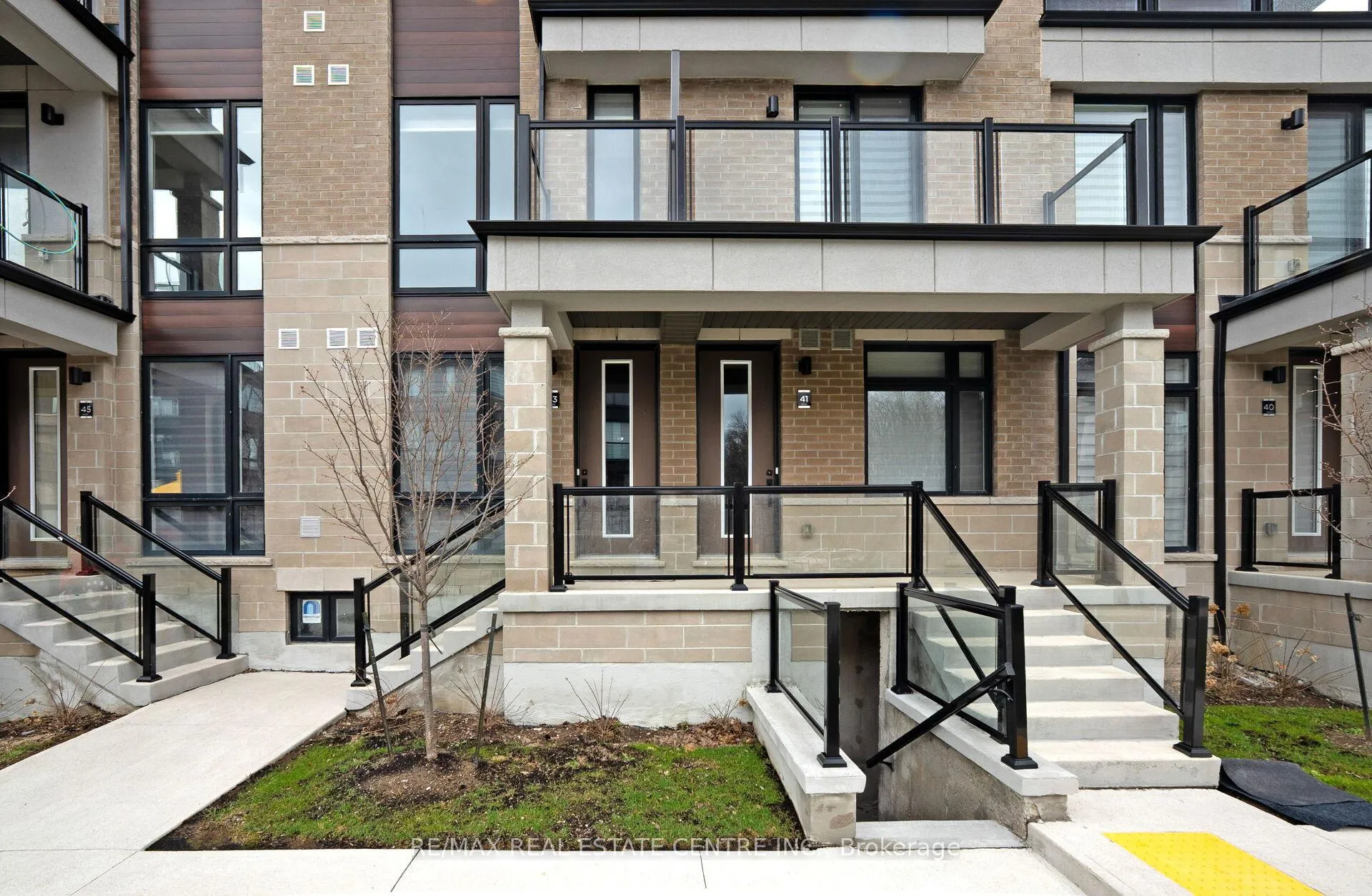 Photo 4 of Unit 43, 45 Knotsberry Circle, Brampton, Bram West — HOMEH