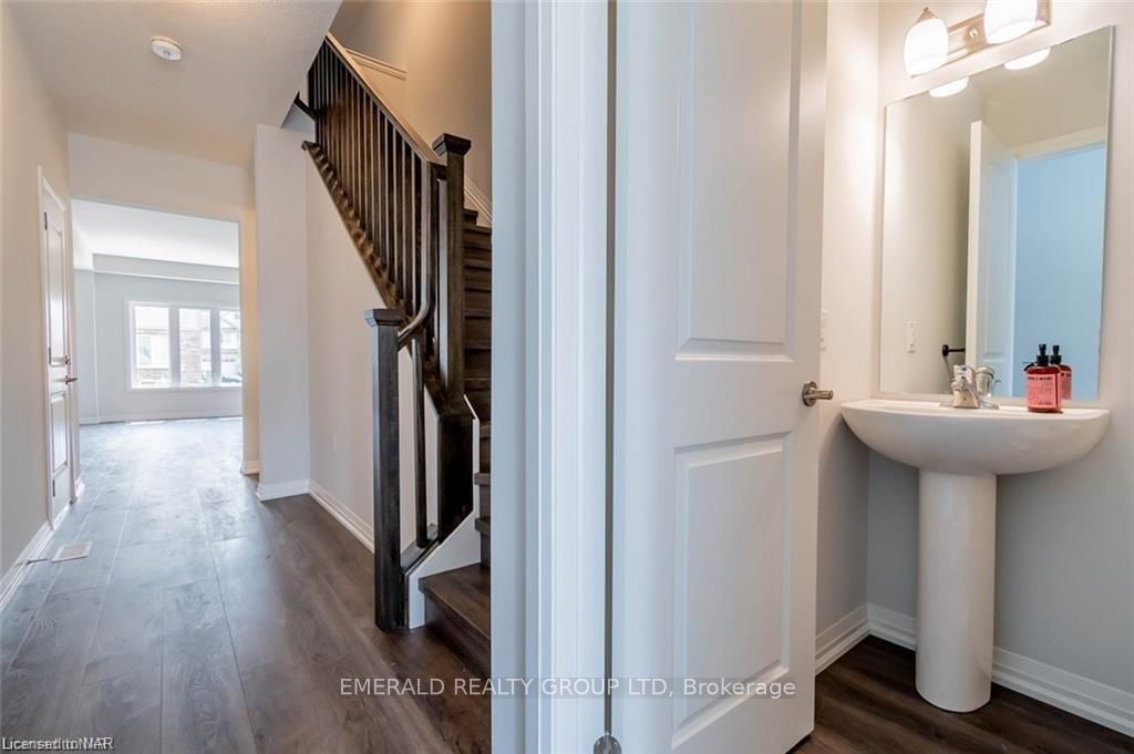 Photo 2 of 92 Bur Oak Drive, Thorold, Confederation Heights — HOMEH
