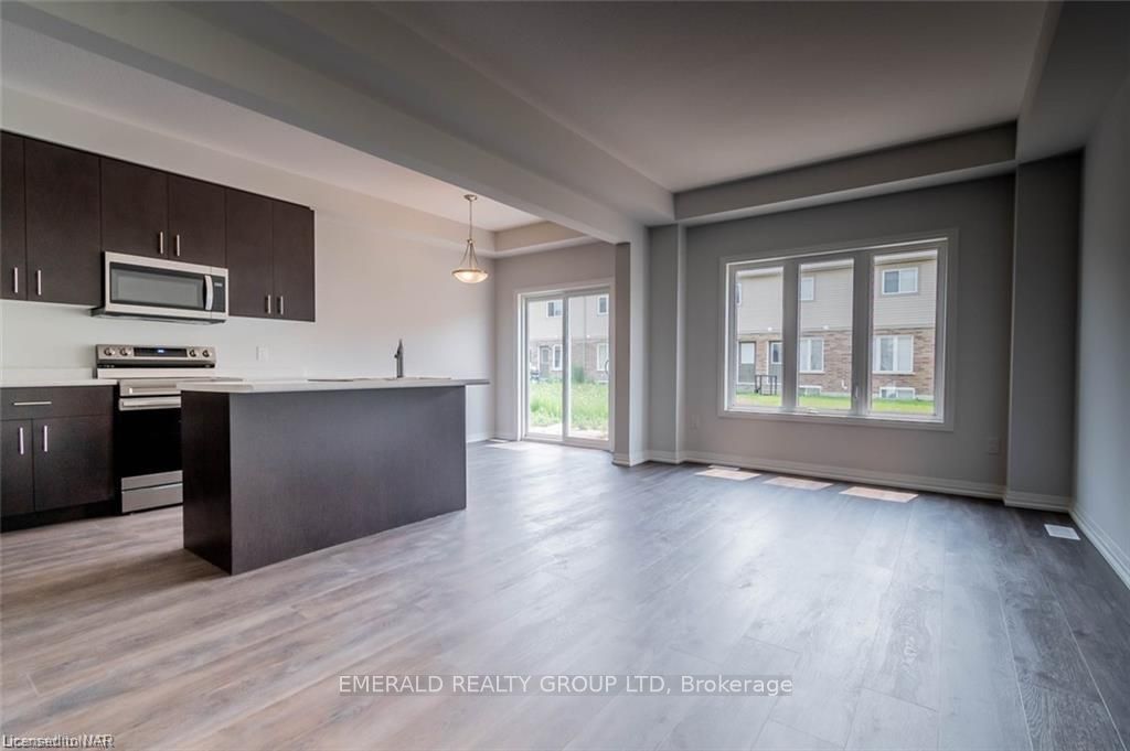 Photo 3 of 92 Bur Oak Drive, Thorold, Confederation Heights — HOMEH