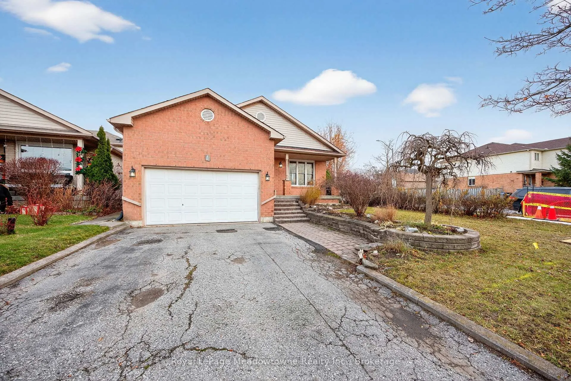 Photo 2 of 1 Draper Crescent, Barrie, Painswick North — HOMEH