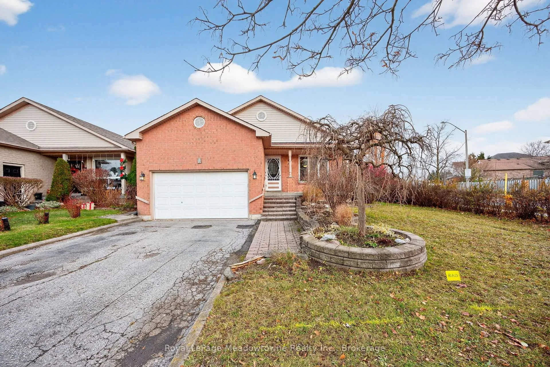 Photo 3 of 1 Draper Crescent, Barrie, Painswick North — HOMEH