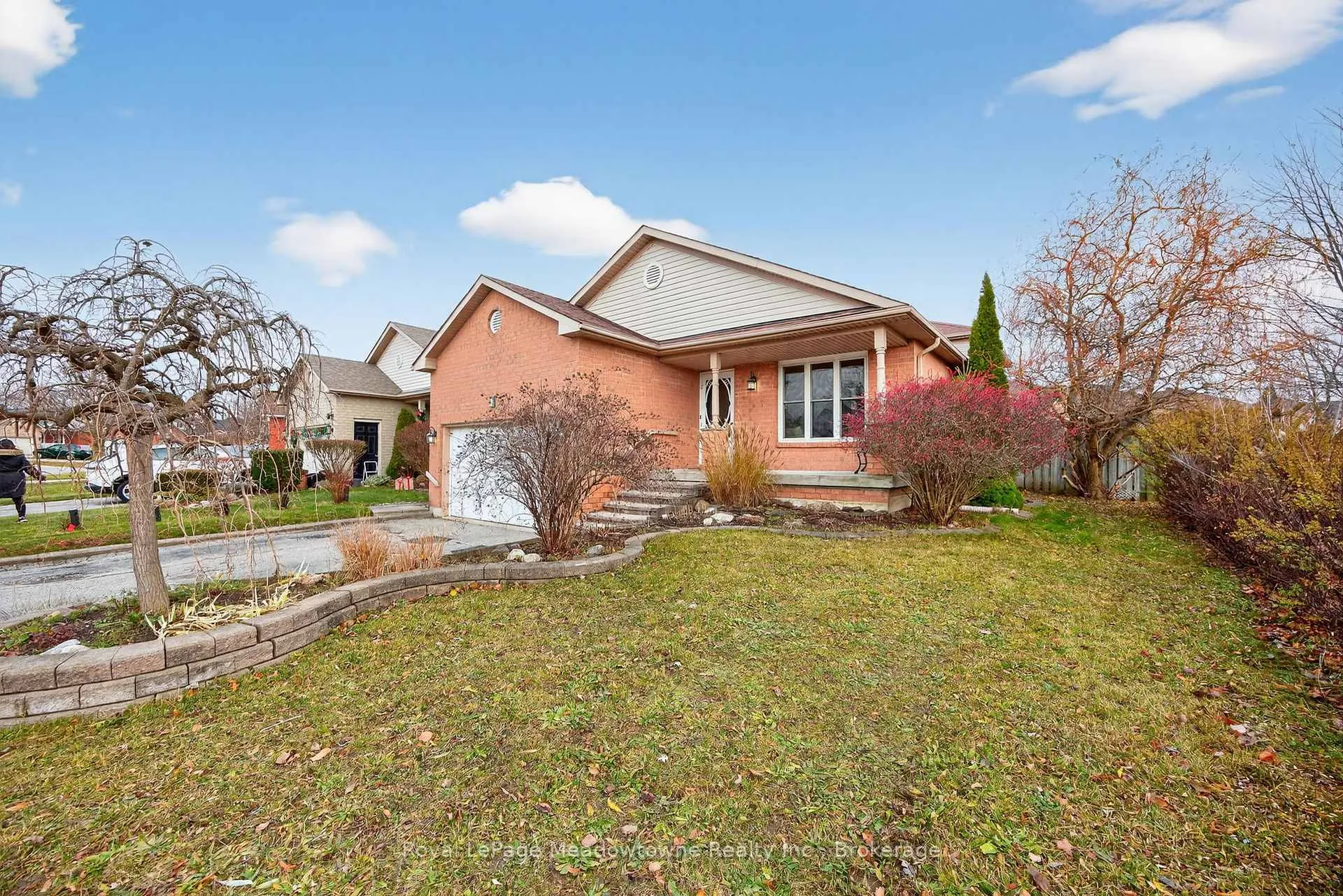 Photo 5 of 1 Draper Crescent, Barrie, Painswick North — HOMEH