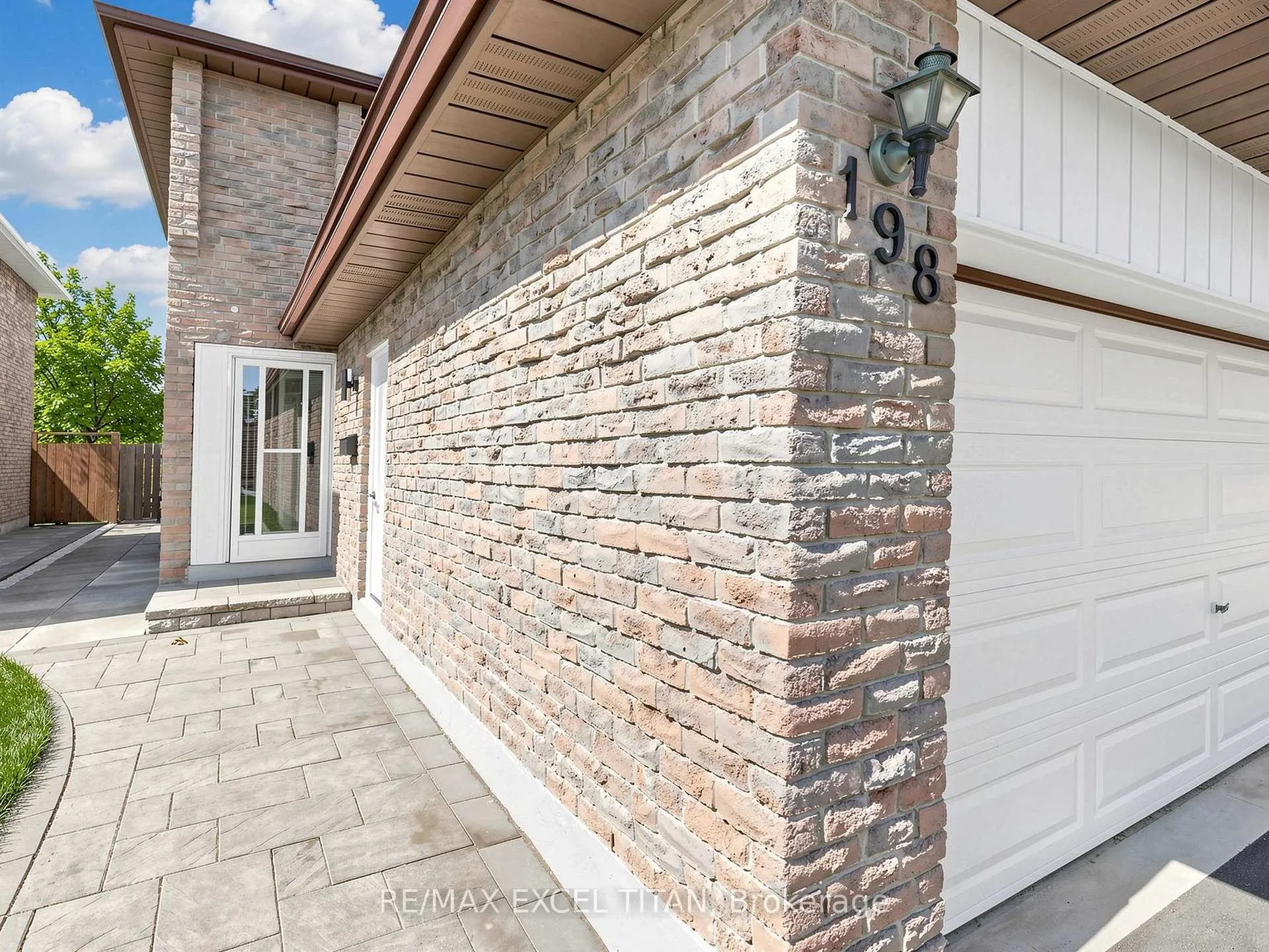 Photo 3 of 198 Risebrough Circuit, Markham, Milliken Mills West — HOMEH
