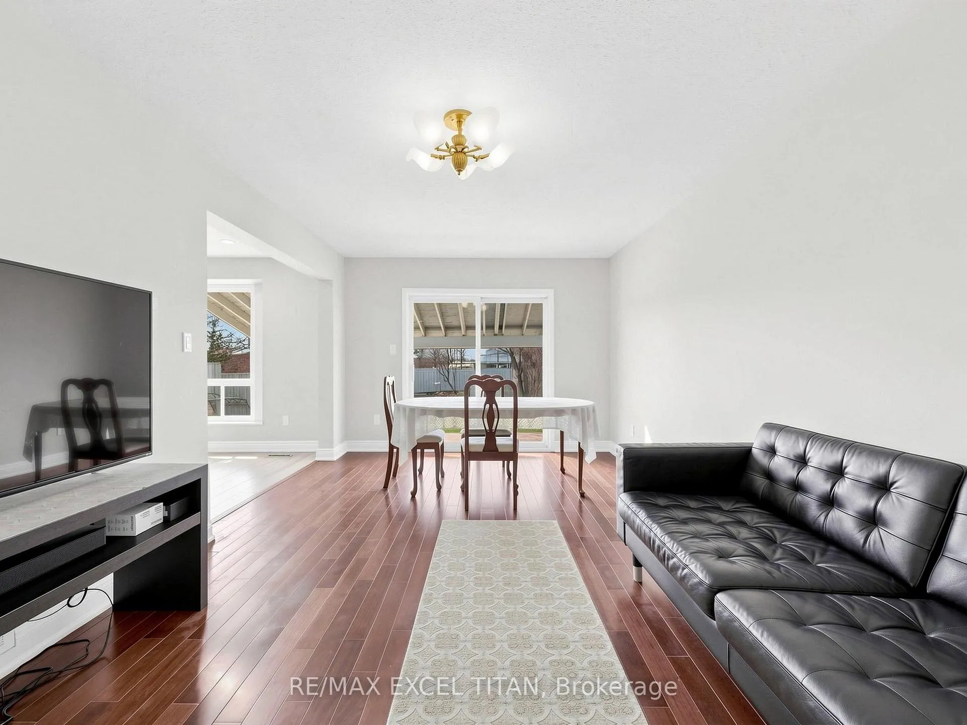 Photo 4 of 198 Risebrough Circuit, Markham, Milliken Mills West — HOMEH