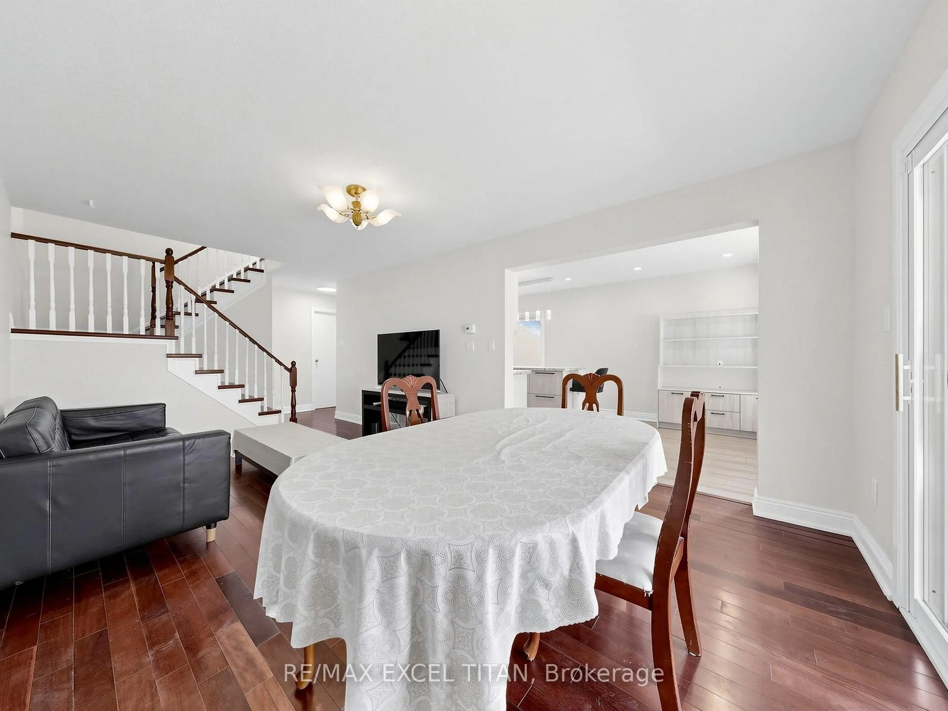 Photo 6 of 198 Risebrough Circuit, Markham, Milliken Mills West — HOMEH