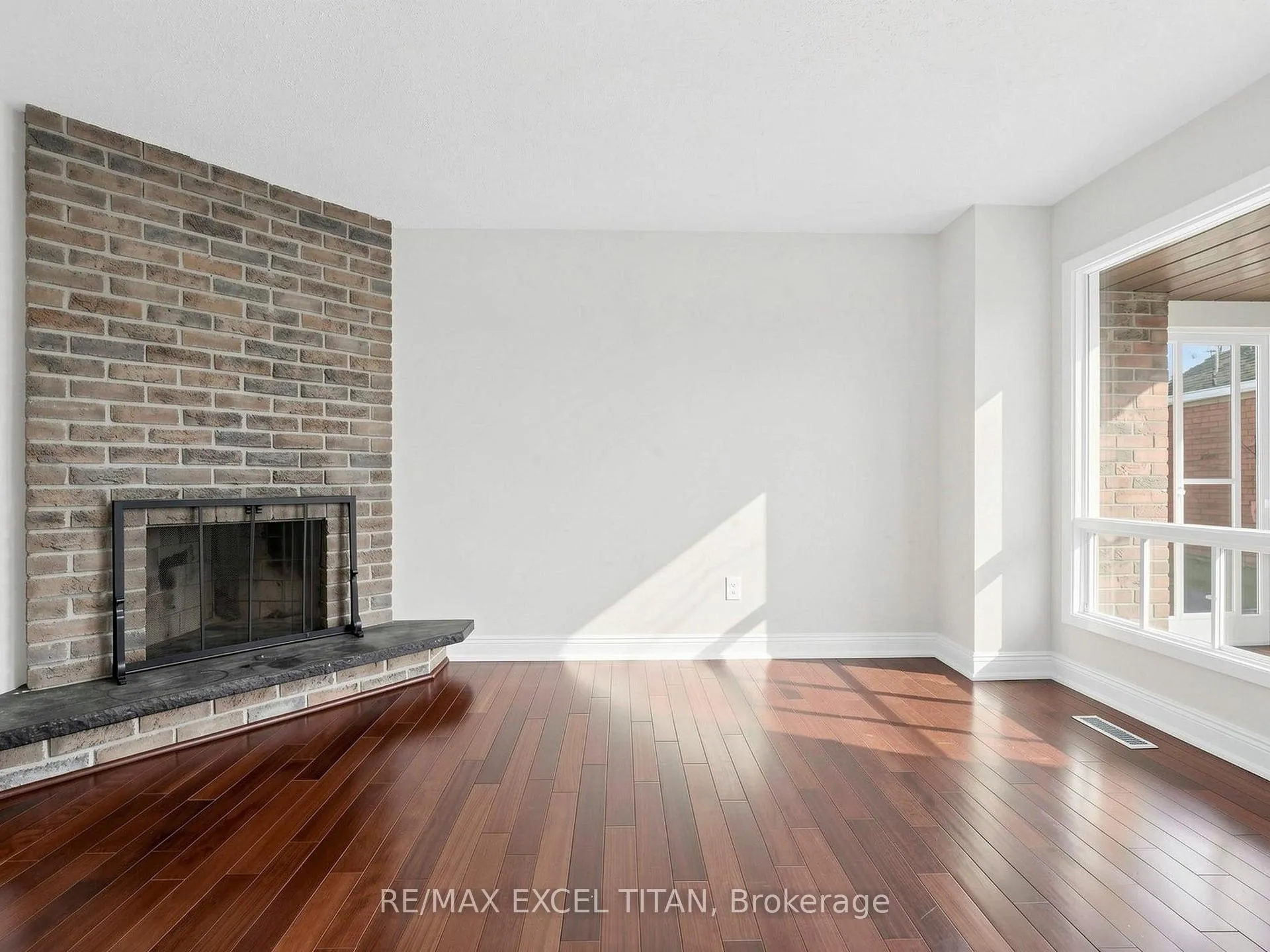 Photo 8 of 198 Risebrough Circuit, Markham, Milliken Mills West — HOMEH