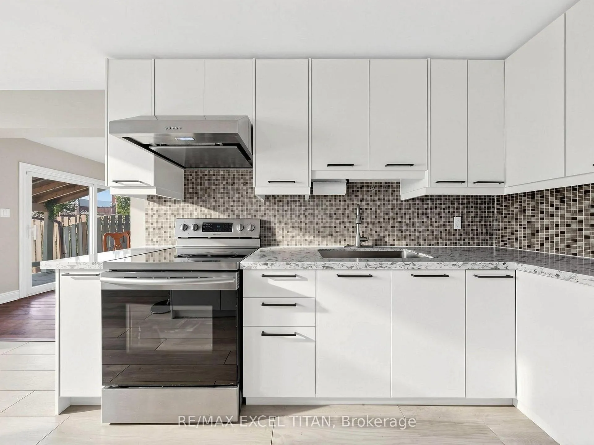Photo 10 of 198 Risebrough Circuit, Markham, Milliken Mills West — HOMEH