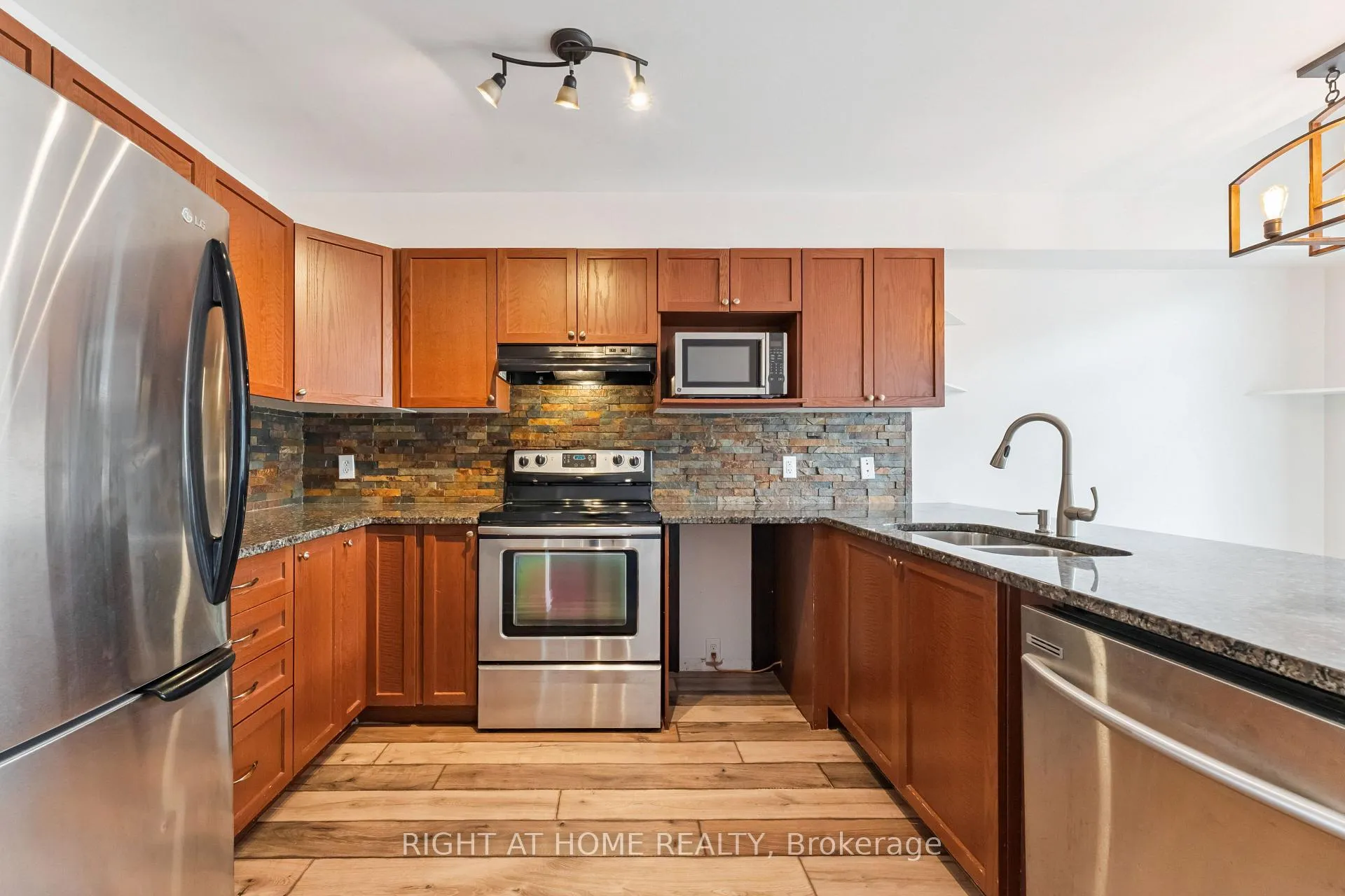 Photo 6 of 142 Lokoya Street, Ottawa, Kanata - Emerald Meadows/Trailwest — HOMEH