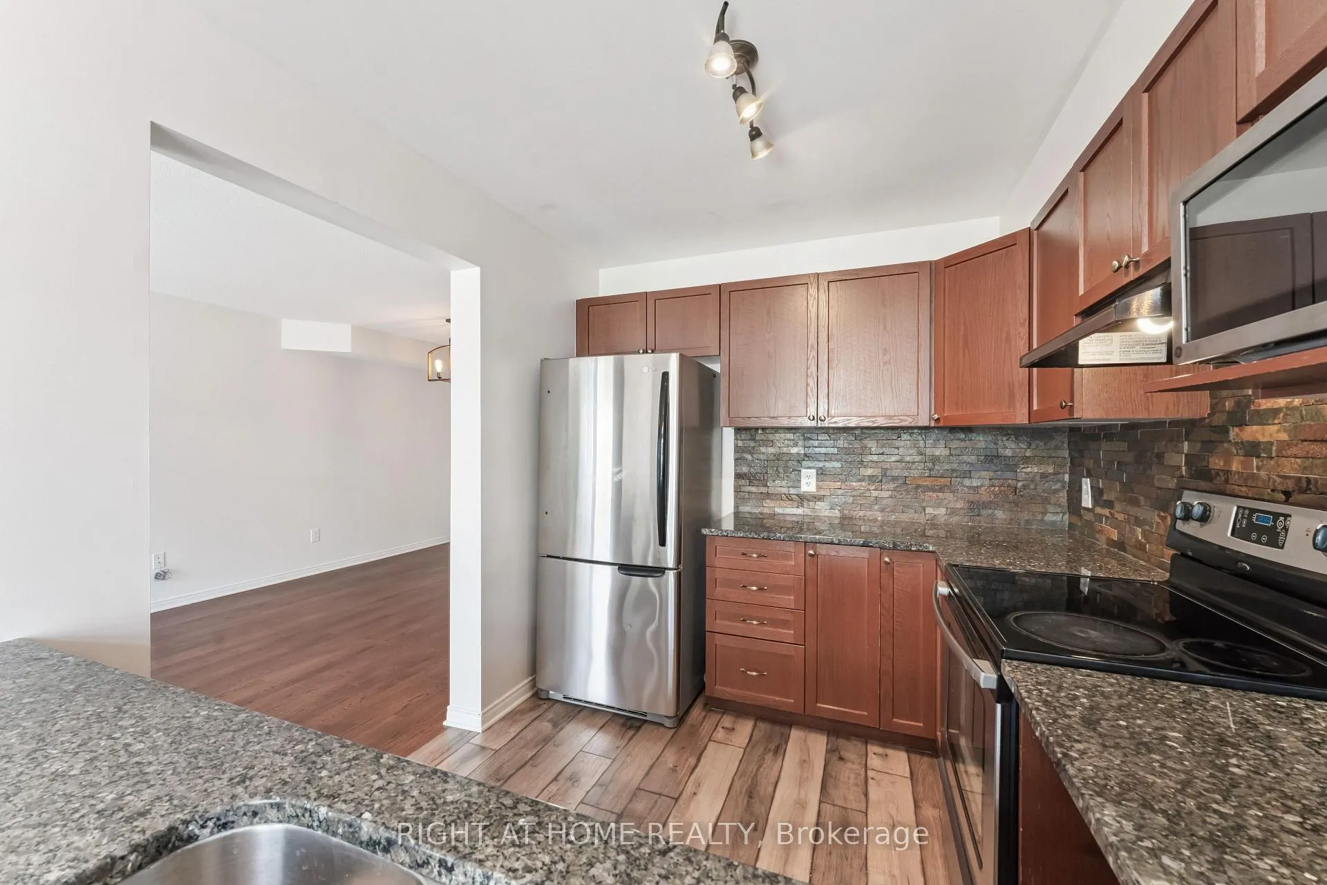 Photo 7 of 142 Lokoya Street, Ottawa, Kanata - Emerald Meadows/Trailwest — HOMEH