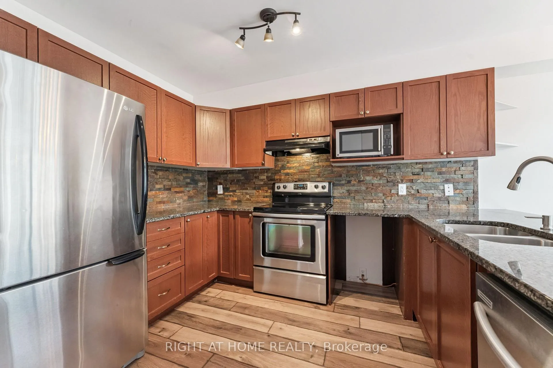 Photo 8 of 142 Lokoya Street, Ottawa, Kanata - Emerald Meadows/Trailwest — HOMEH