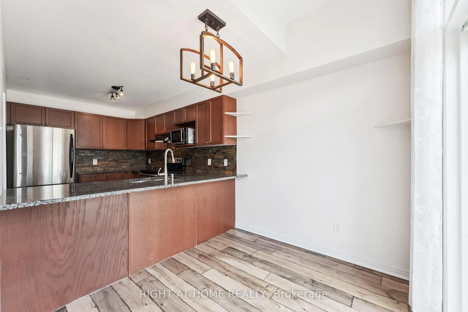 Photo 9 of 142 Lokoya Street, Ottawa, Kanata - Emerald Meadows/Trailwest — HOMEH
