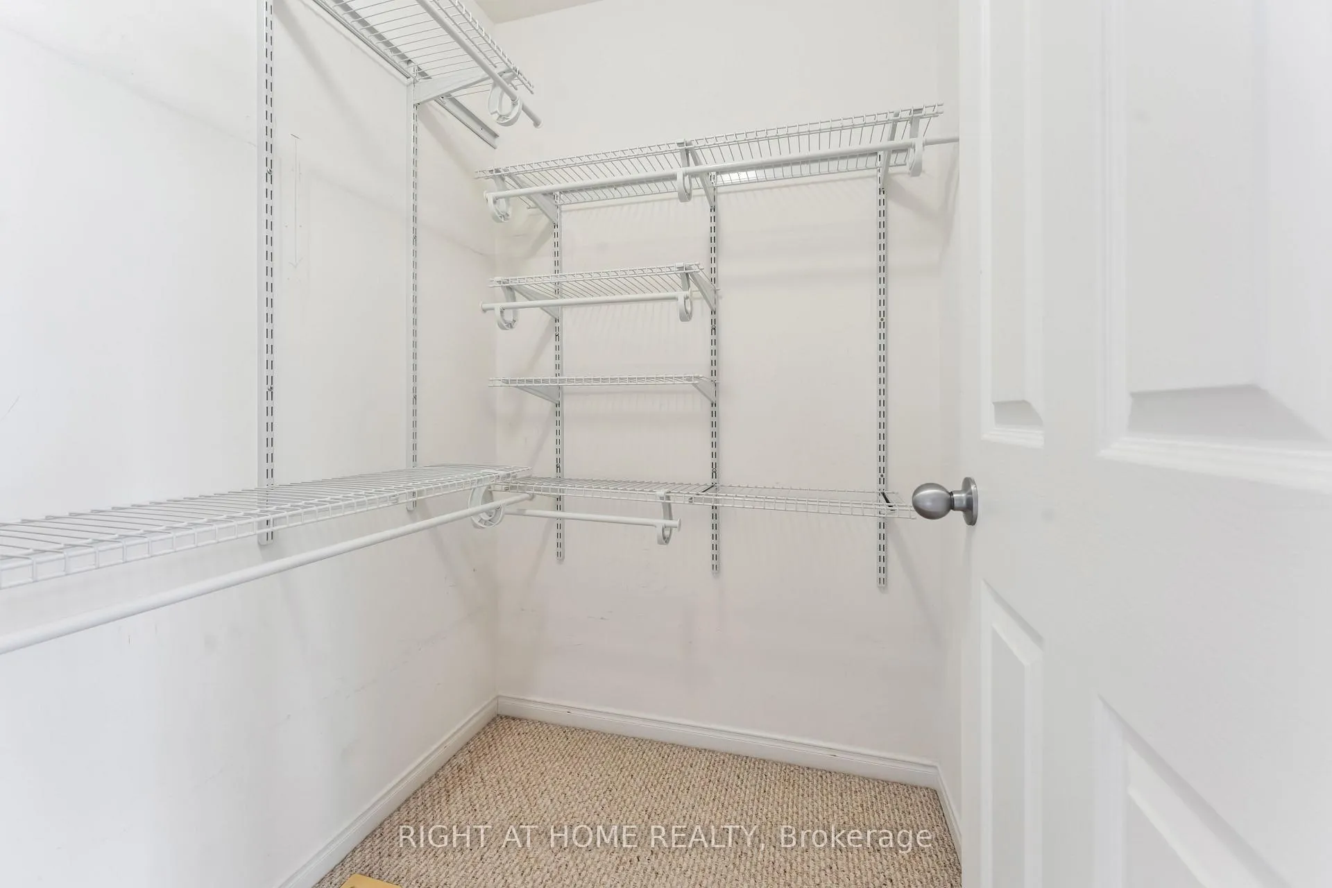 Photo 14 of 142 Lokoya Street, Ottawa, Kanata - Emerald Meadows/Trailwest — HOMEH