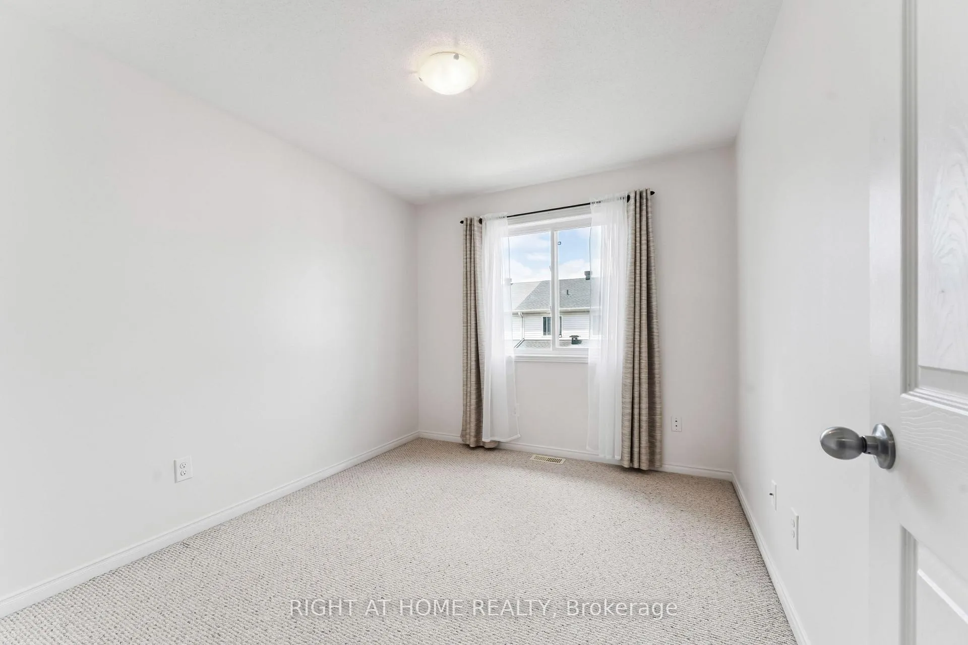 Photo 19 of 142 Lokoya Street, Ottawa, Kanata - Emerald Meadows/Trailwest — HOMEH