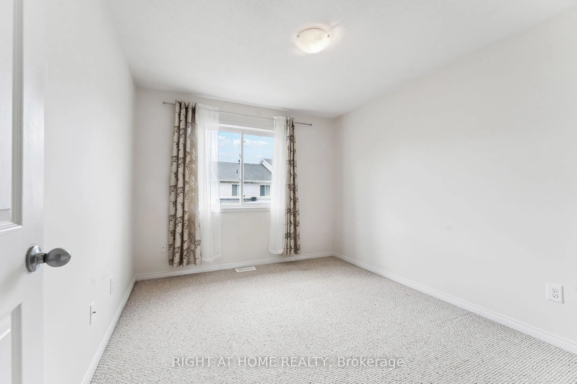 Photo 22 of 142 Lokoya Street, Ottawa, Kanata - Emerald Meadows/Trailwest — HOMEH