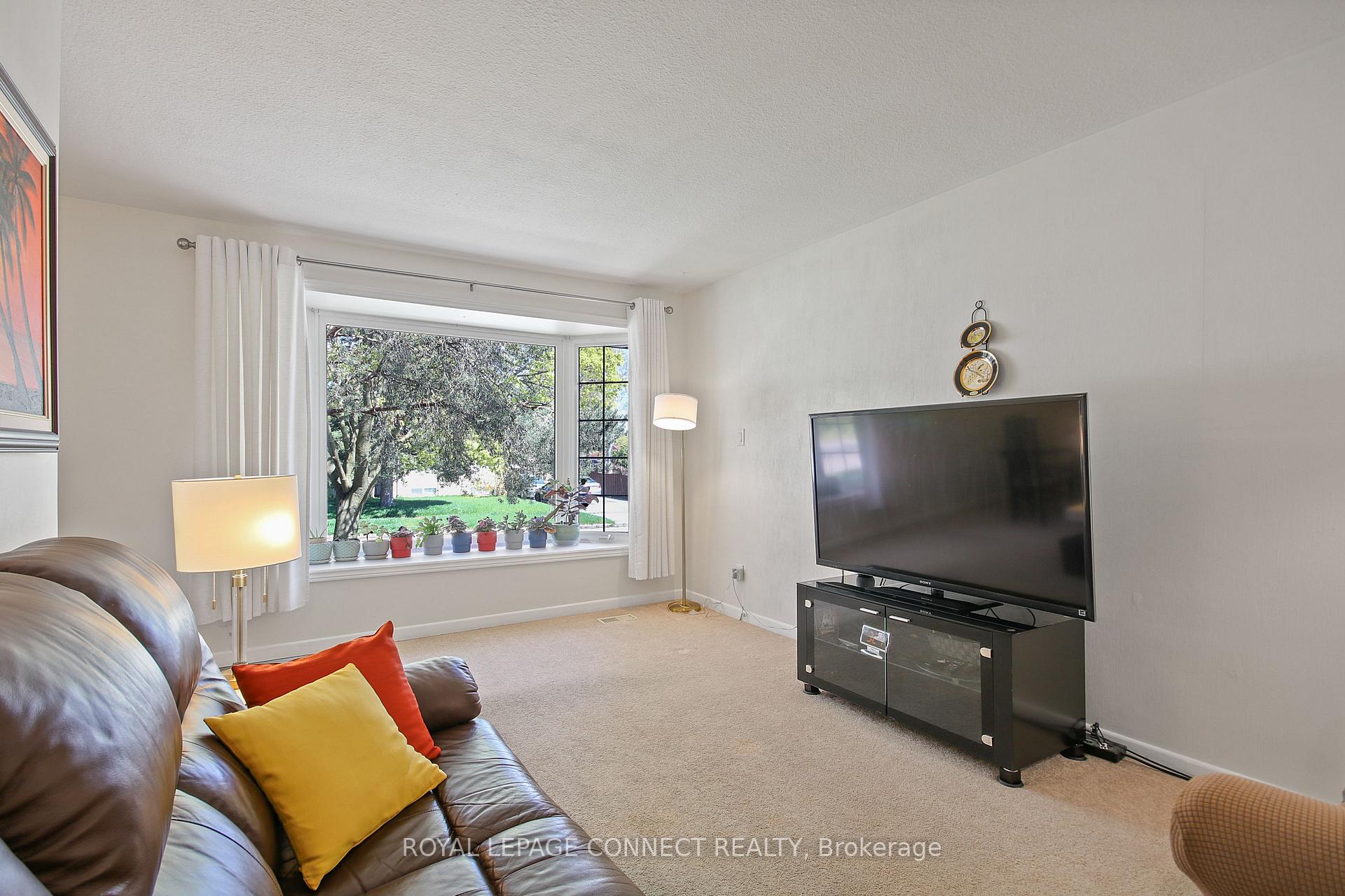 Photo 5 of 4 Sundance Crescent, Scarborough, Woburn — HOMEH