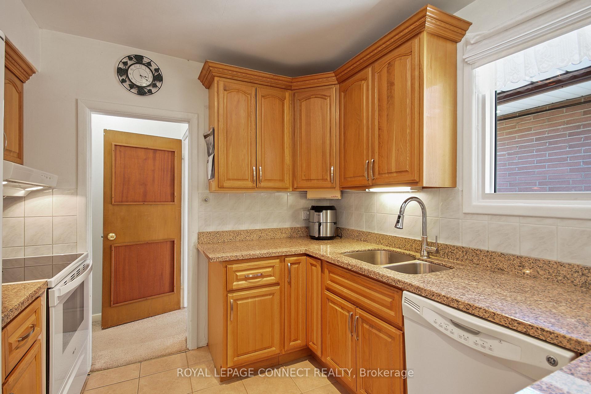 Photo 13 of 4 Sundance Crescent, Scarborough, Woburn — HOMEH