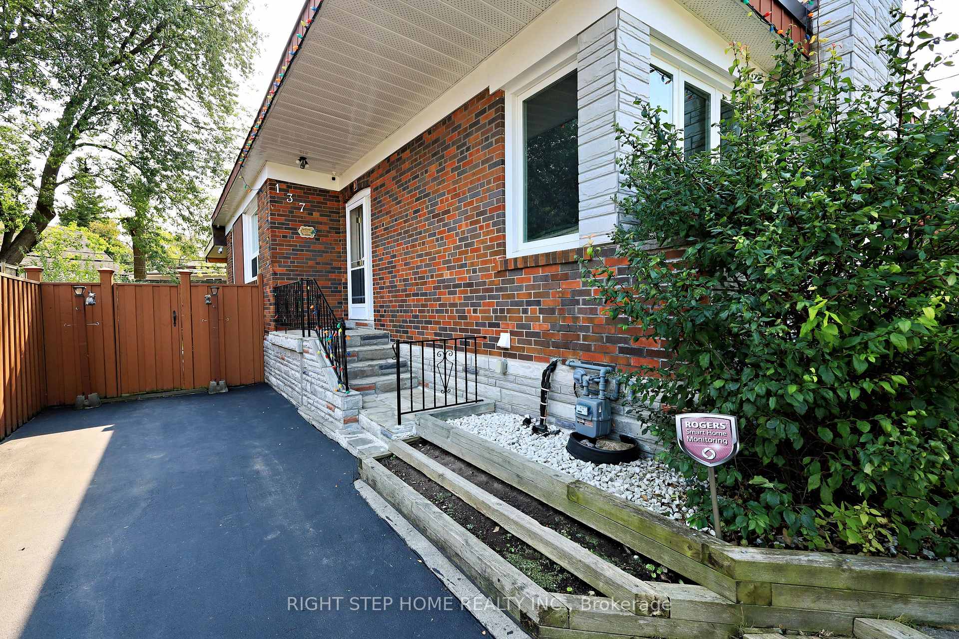 Photo 2 of 137 Benleigh Drive, Scarborough, Woburn — HOMEH