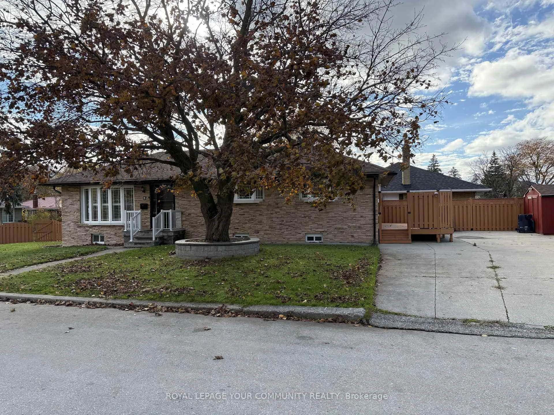 Photo 3 of 2 Mackinac Crescent, Scarborough, Bendale — HOMEH