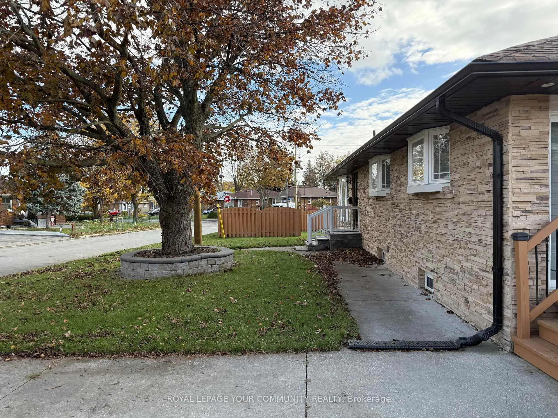 Photo 7 of 2 Mackinac Crescent, Scarborough, Bendale — HOMEH
