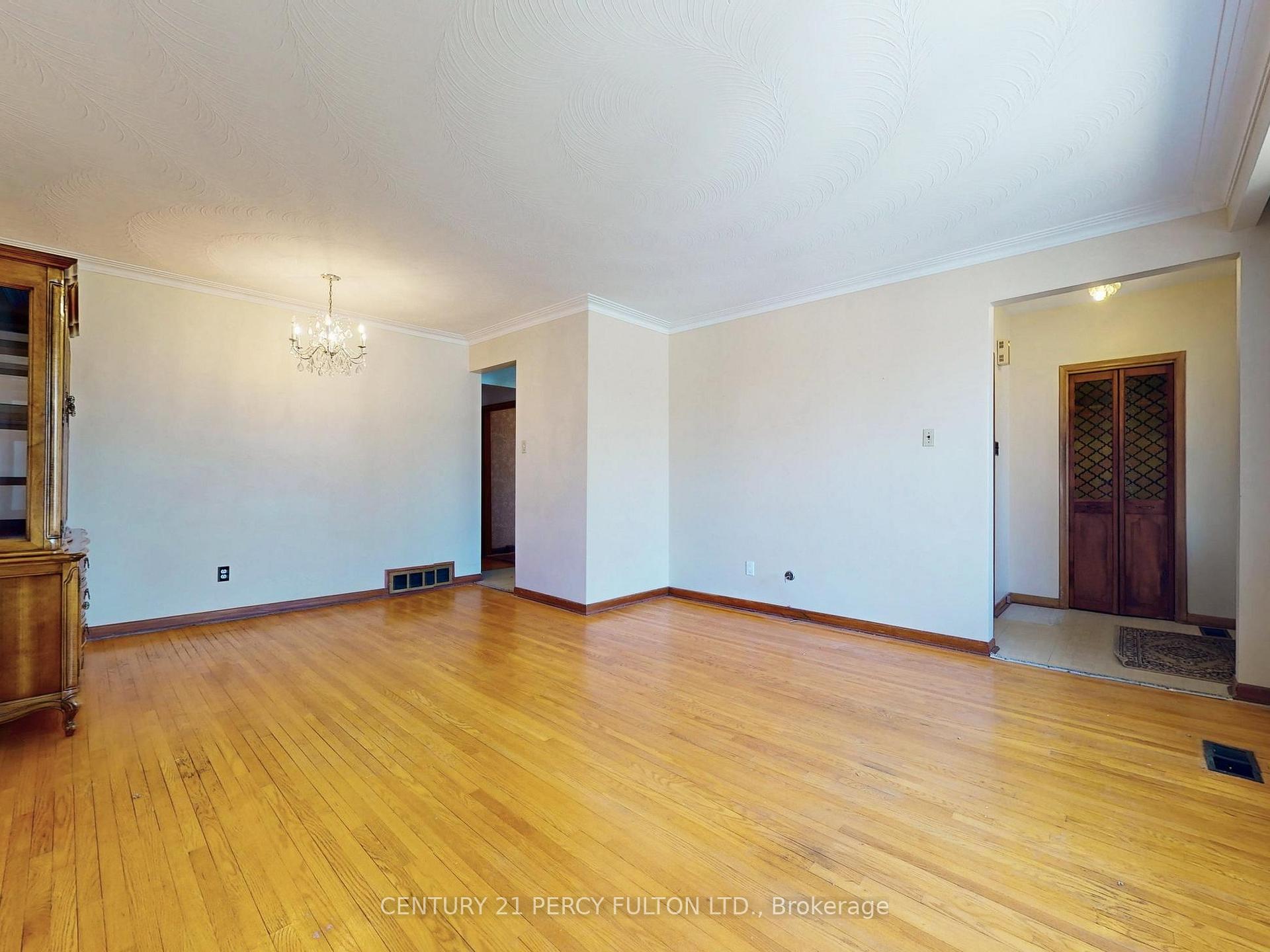 Photo 5 of 193 Brimorton Drive, Scarborough, Woburn — HOMEH