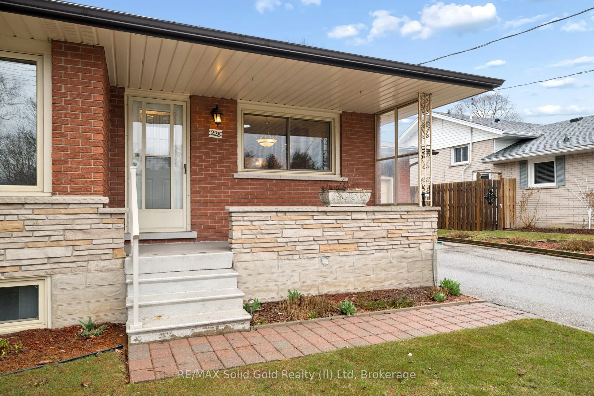 Photo 2 of 228 Kenneth Avenue, Kitchener — HOMEH
