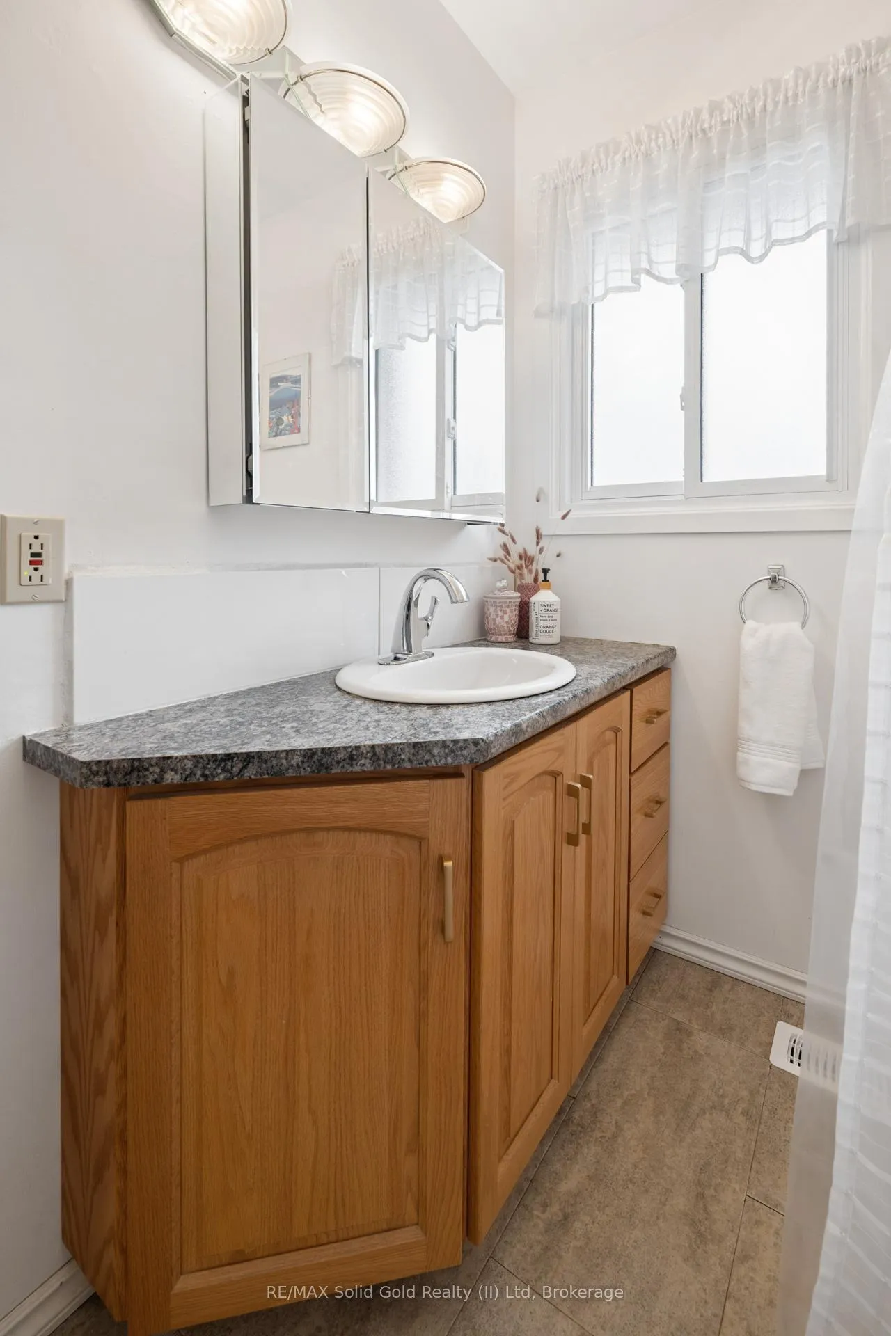 Photo 16 of 228 Kenneth Avenue, Kitchener — HOMEH