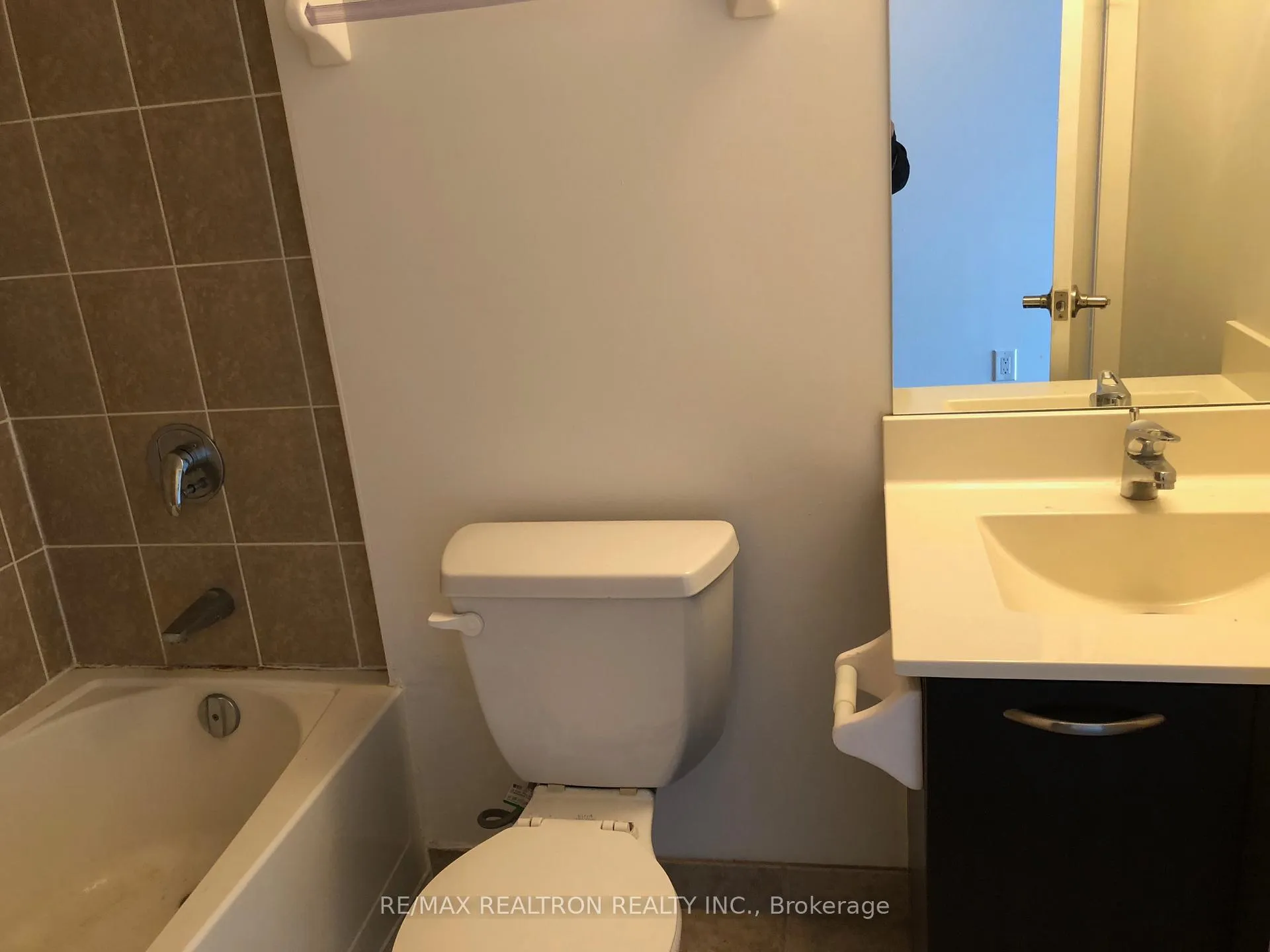 Photo 6 of Unit 1408, 38 Joe Shuster Way, Toronto, South Parkdale — HOMEH