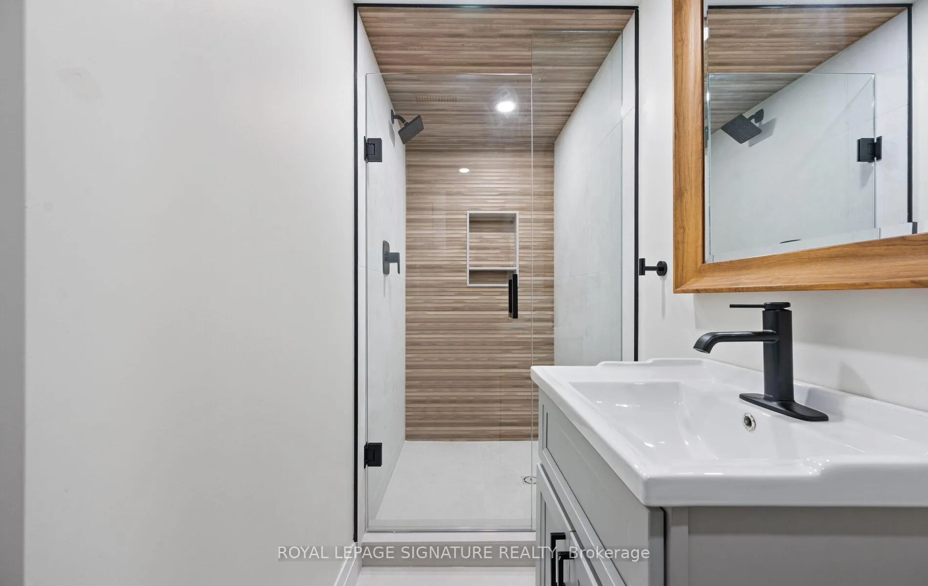 Photo 41 of 122 Queen Street, Barrie, Codrington — HOMEH