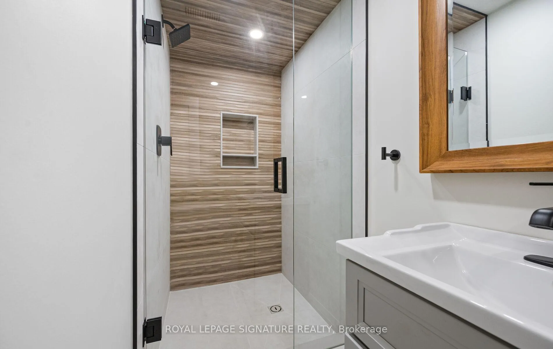 Photo 42 of 122 Queen Street, Barrie, Codrington — HOMEH
