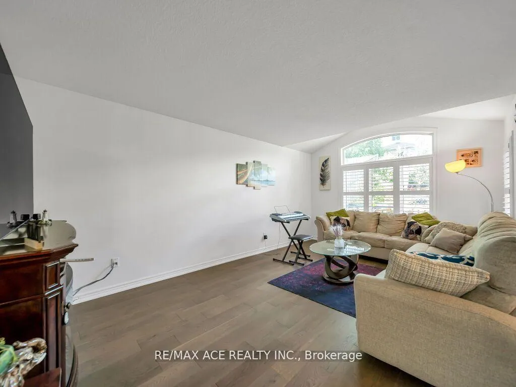Photo 6 of 160 Kemp Crescent E, Guelph, Grange Road — HOMEH